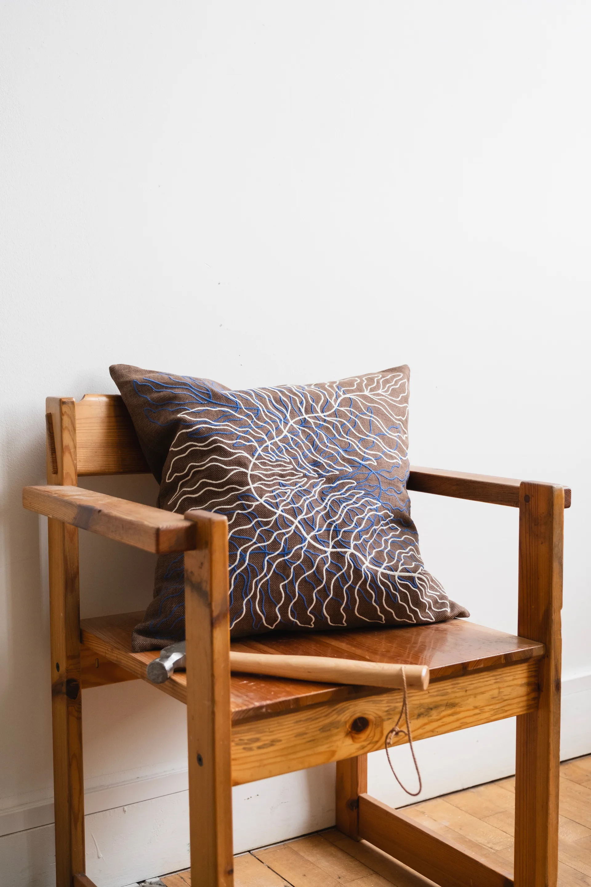 Leaves broderat kuddfodral 48x48 cm, Brown Fine Little Day