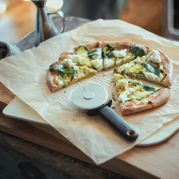 Functional Form pizzahjul - Svart, med bladskydd - Fiskars