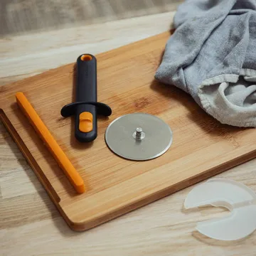 Functional Form pizzahjul - Svart, med bladskydd - Fiskars