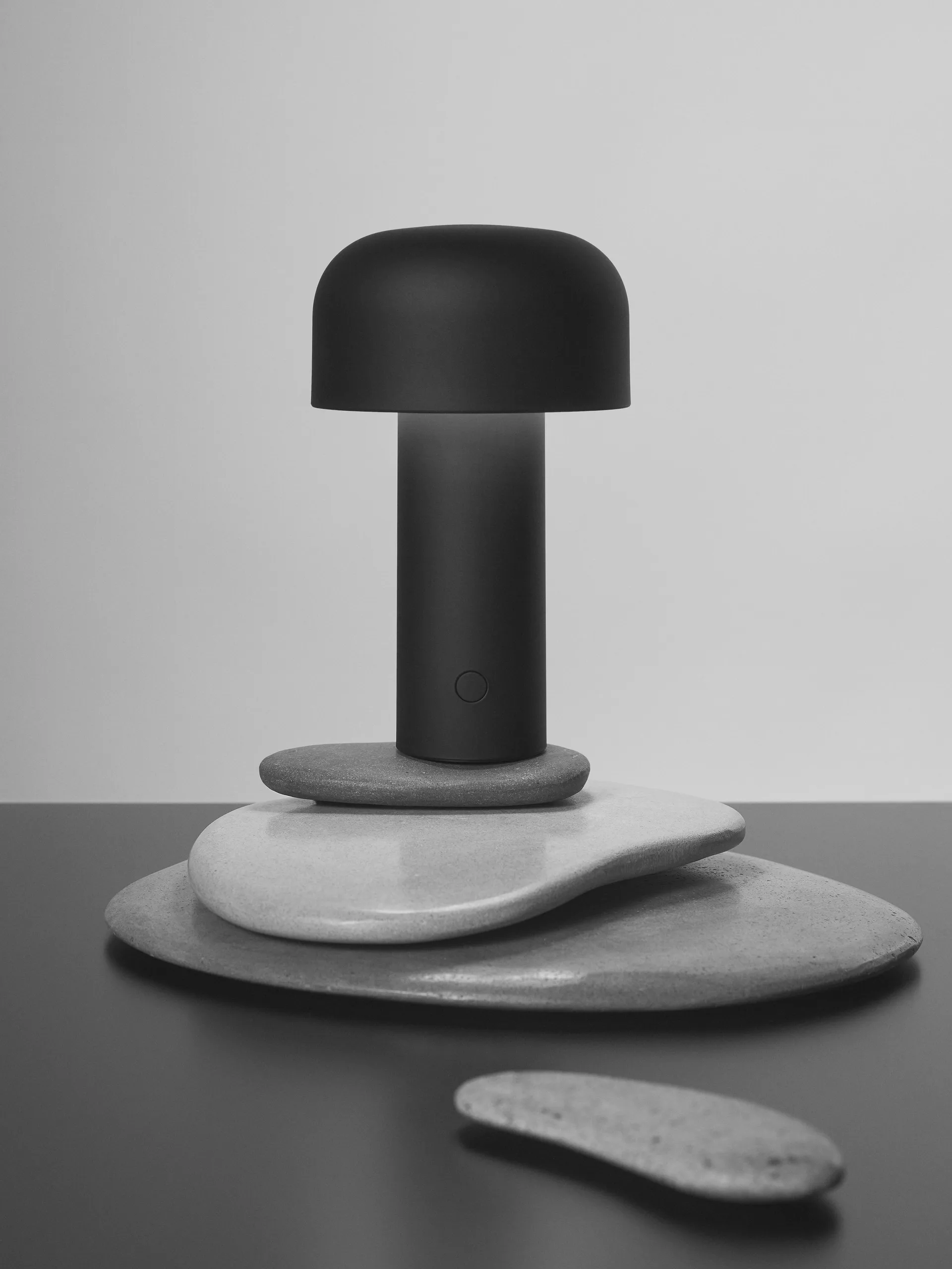 Bellhop bordslampa portabel, Matte black Flos