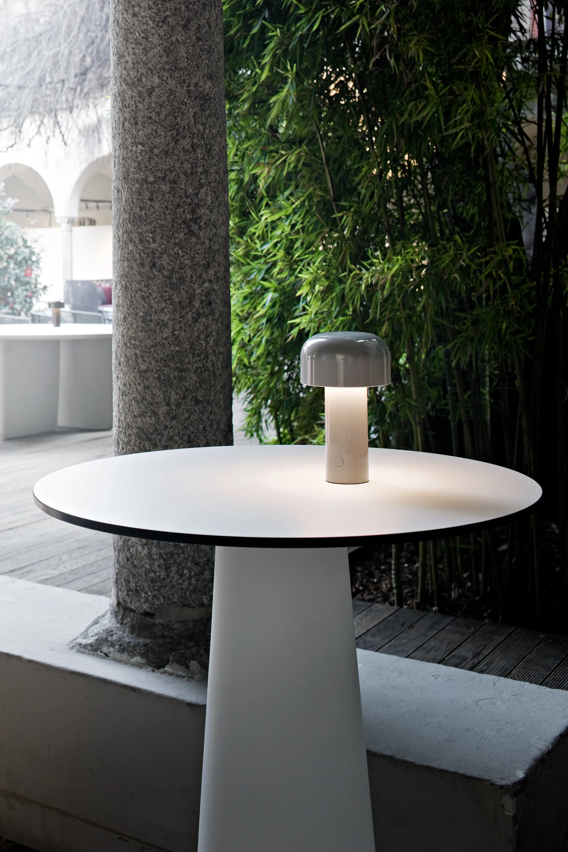 Bellhop bordslampa portabel, White Flos