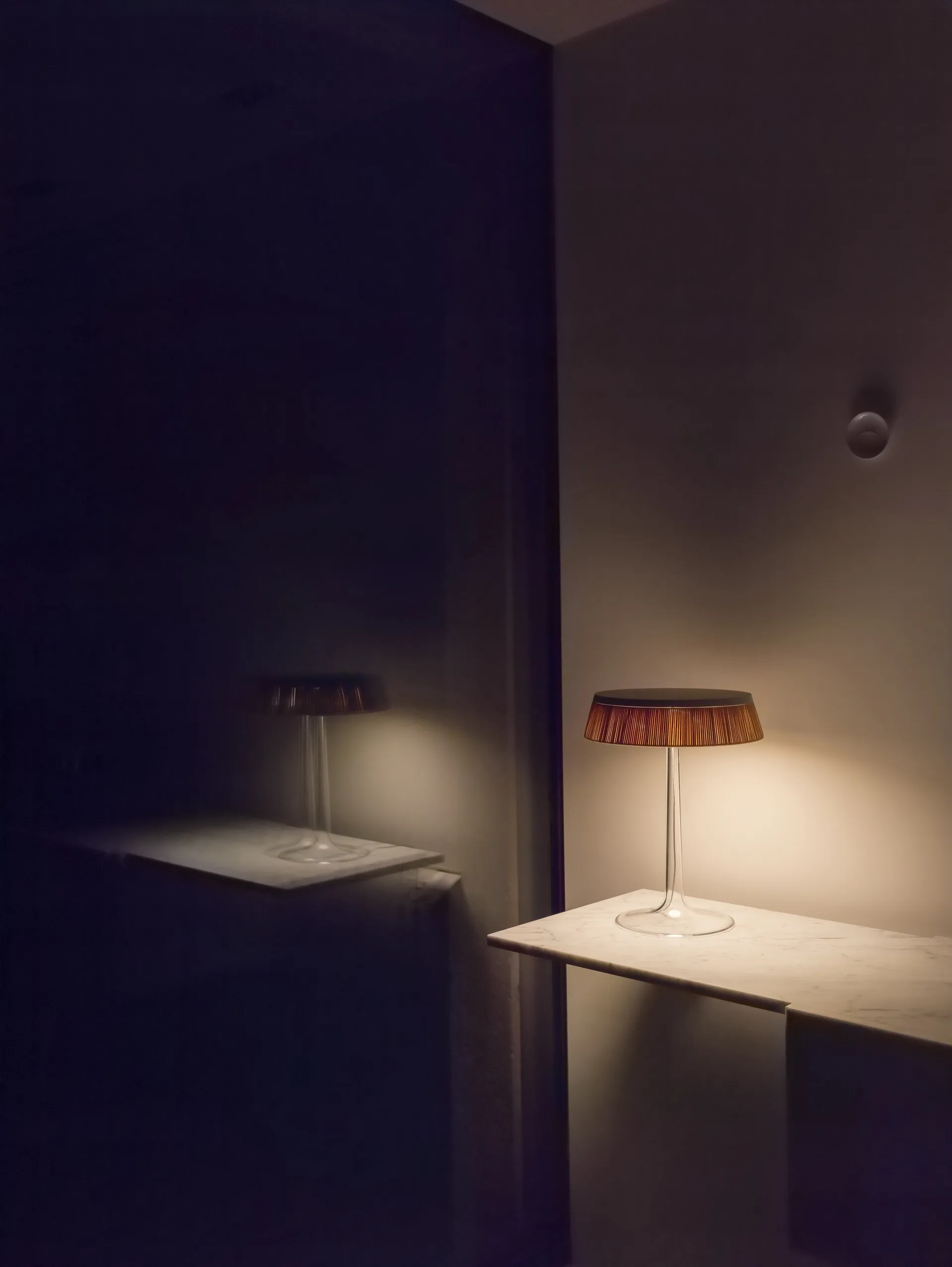 Bon Jour T bordslampa, Rökgrå-mattkromad topp Flos