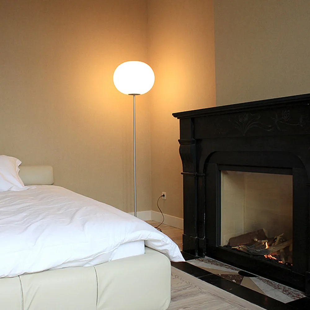 Glo-ball F1 golvlampa, Vitt opalglas-matt silverstativ Flos