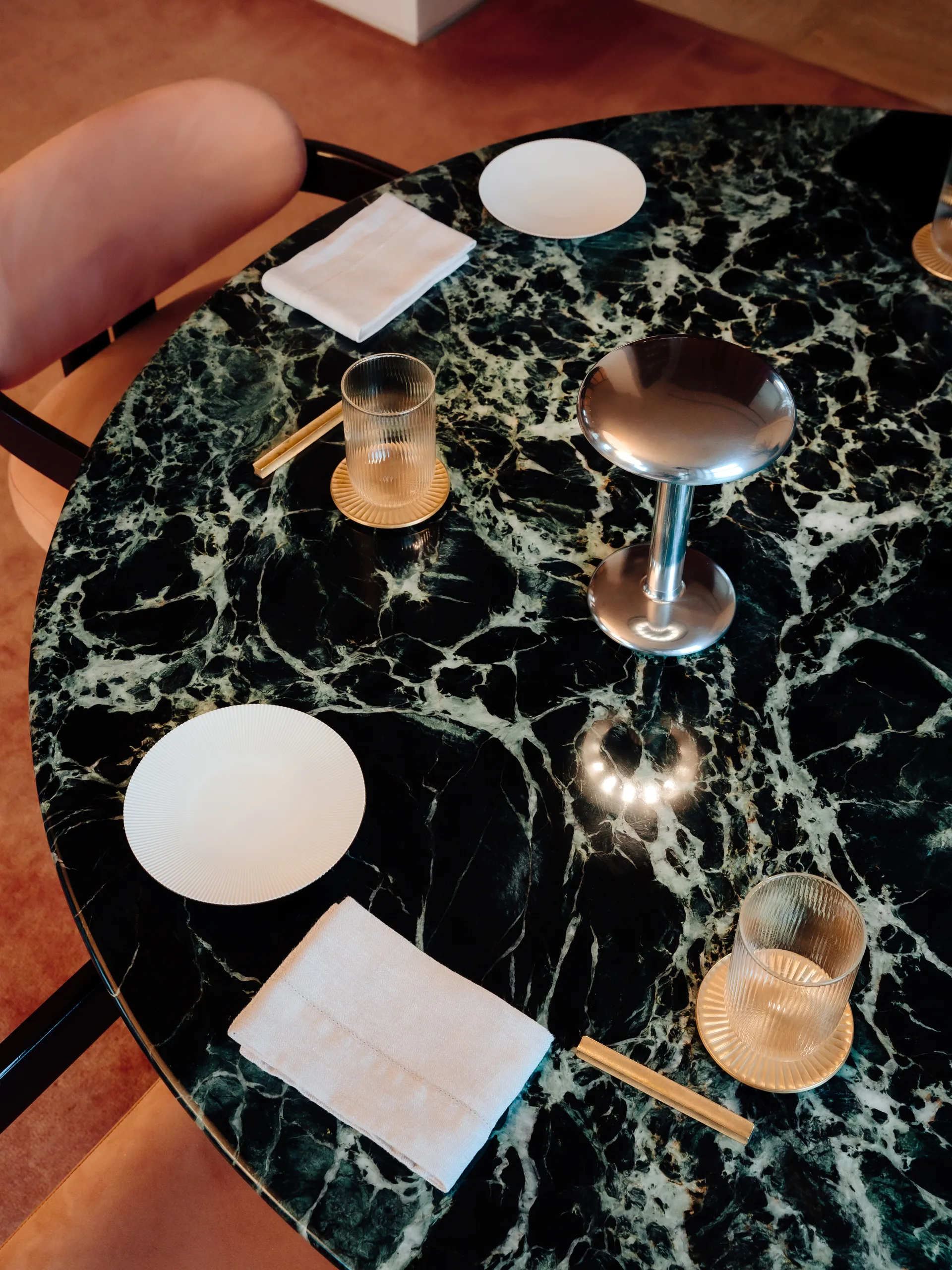 Gustave Residential bordslampa portabel, Polished silver Flos