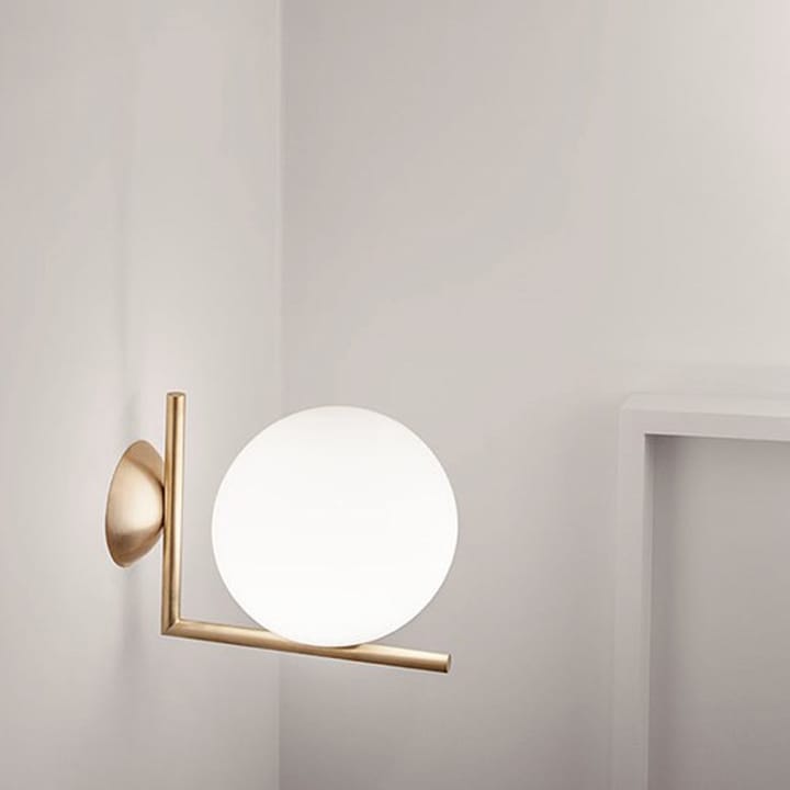 IC lights C/W1 vägglampa, Borstad mässing-opal Flos