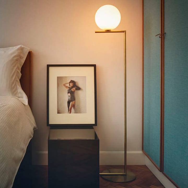 IC lights F1 golvlampa, Borstad mässing-opal Flos