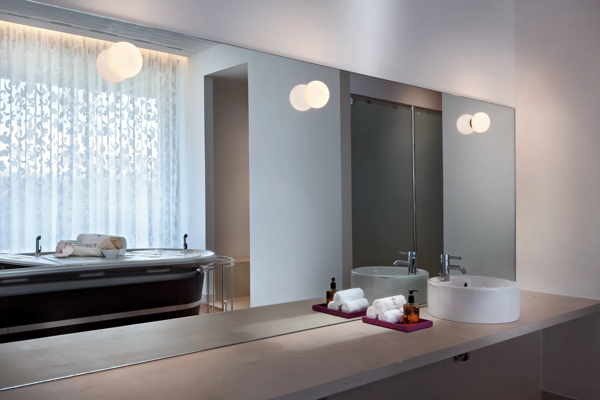 Mini Glo-Ball CW vägg- och taklampa spegelmontering, Vit Flos