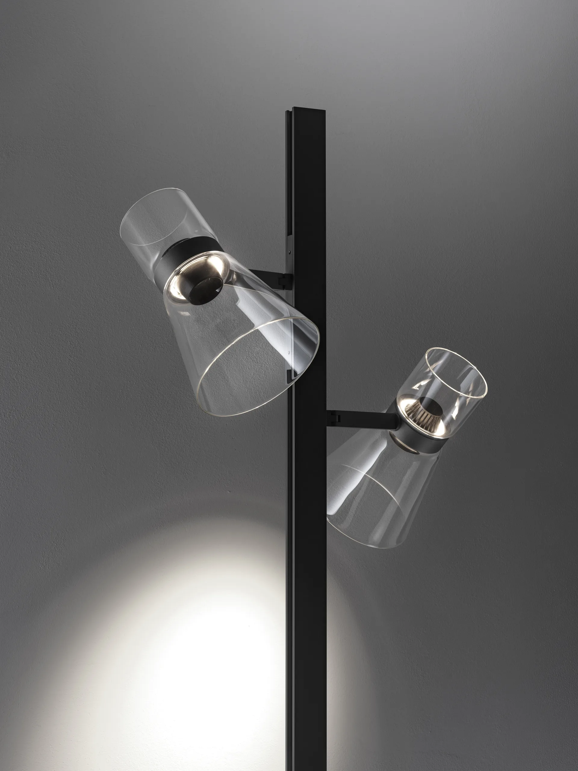 Nocturne F2 cone golvlampa - Svart,  Flos