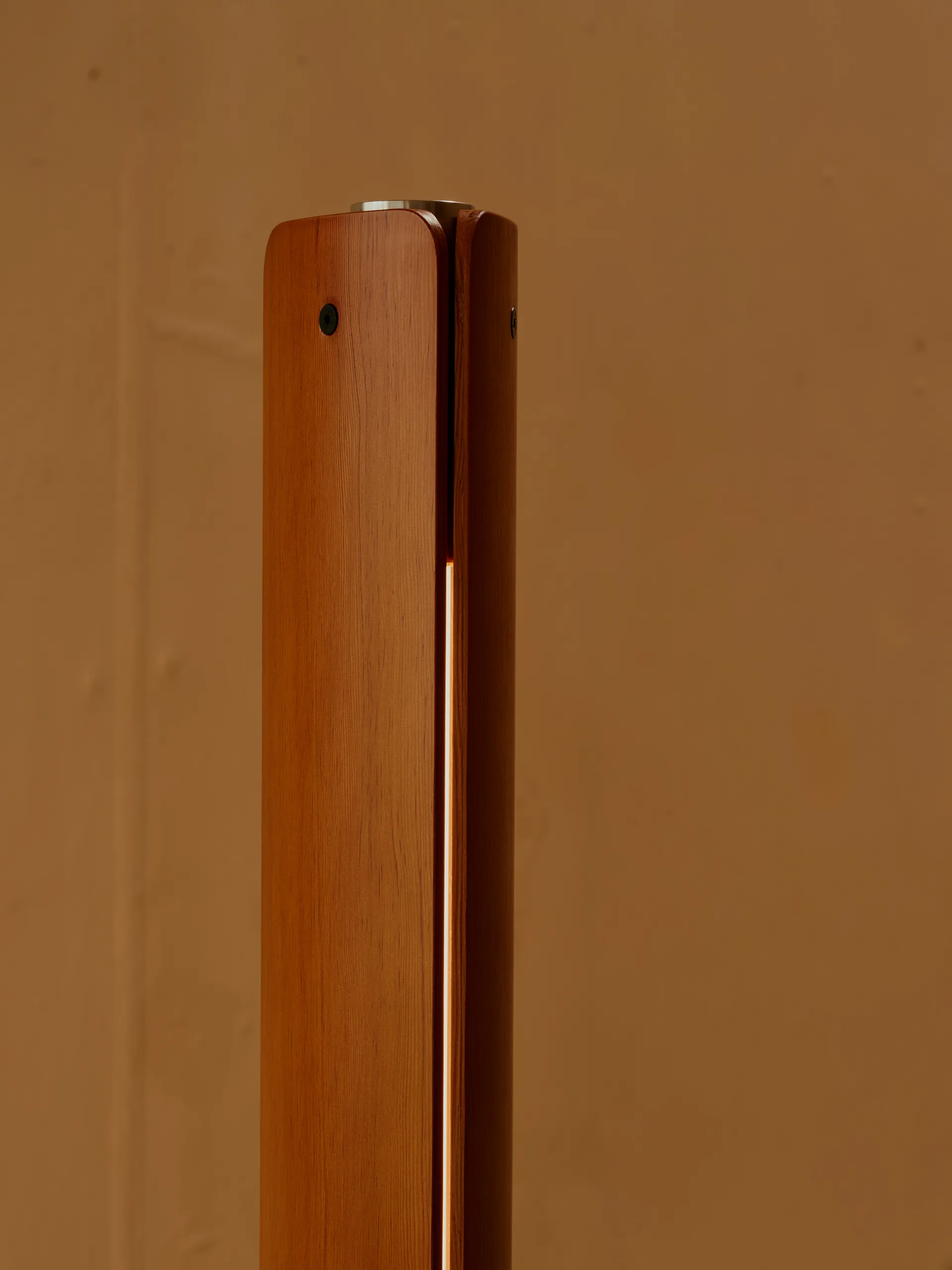 Seki-han golvlampa 226 cm, Heat treatened ash-black metal Flos