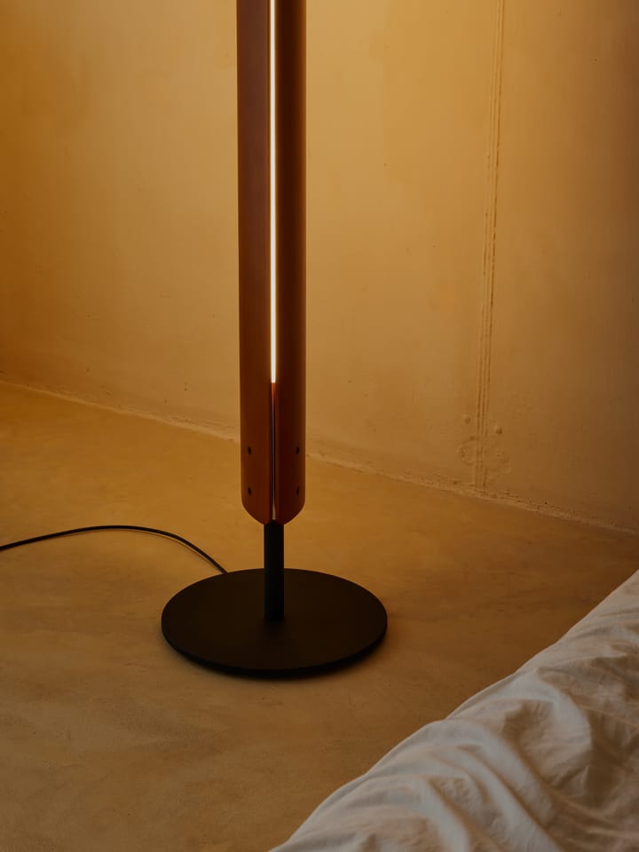 Seki-han golvlampa 226 cm, Heat treatened ash-black metal Flos