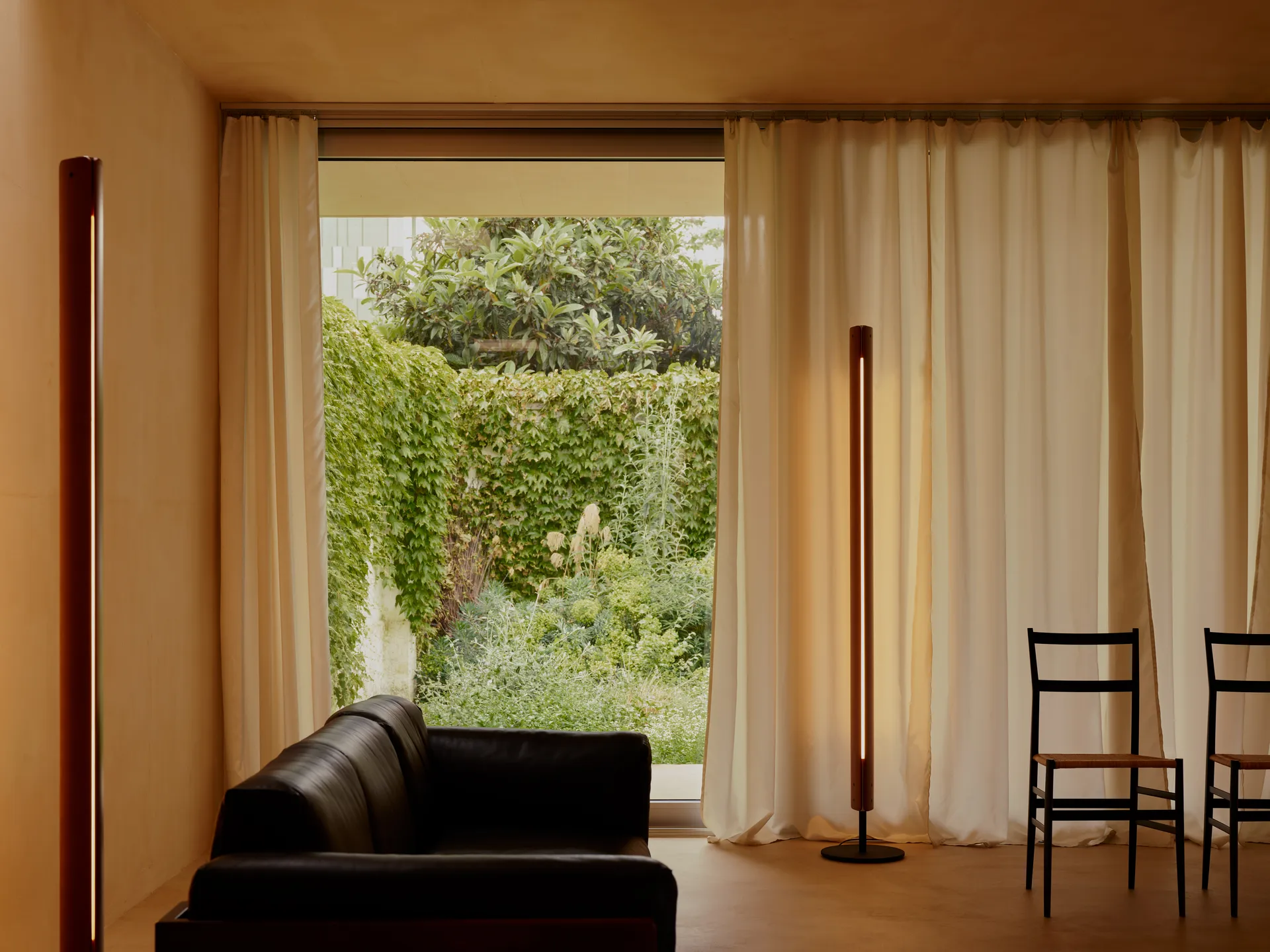 Seki-han golvlampa 226 cm, Heat treatened ash-black metal Flos