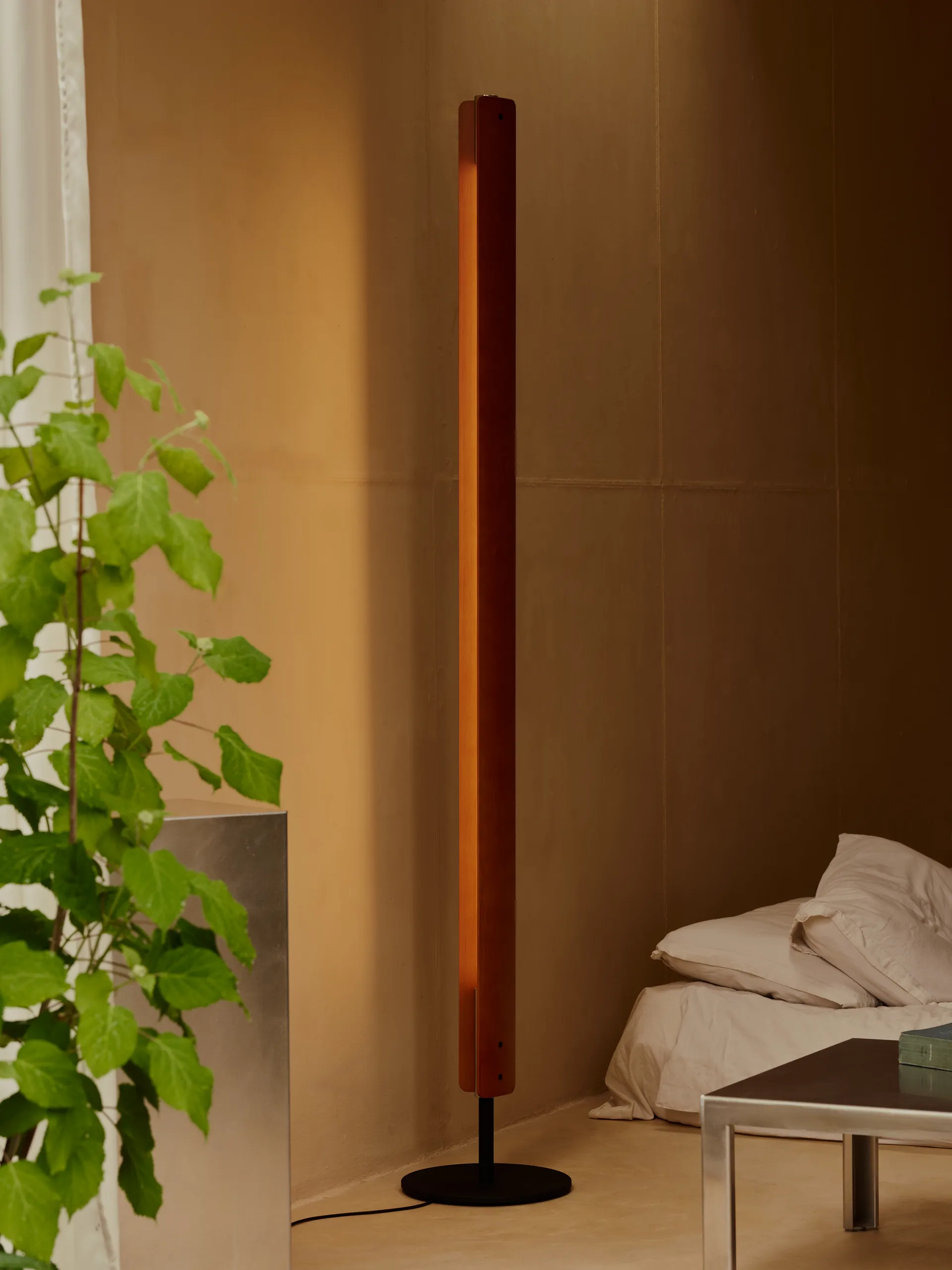 Seki-han golvlampa 226 cm, Heat treatened ash-black metal Flos