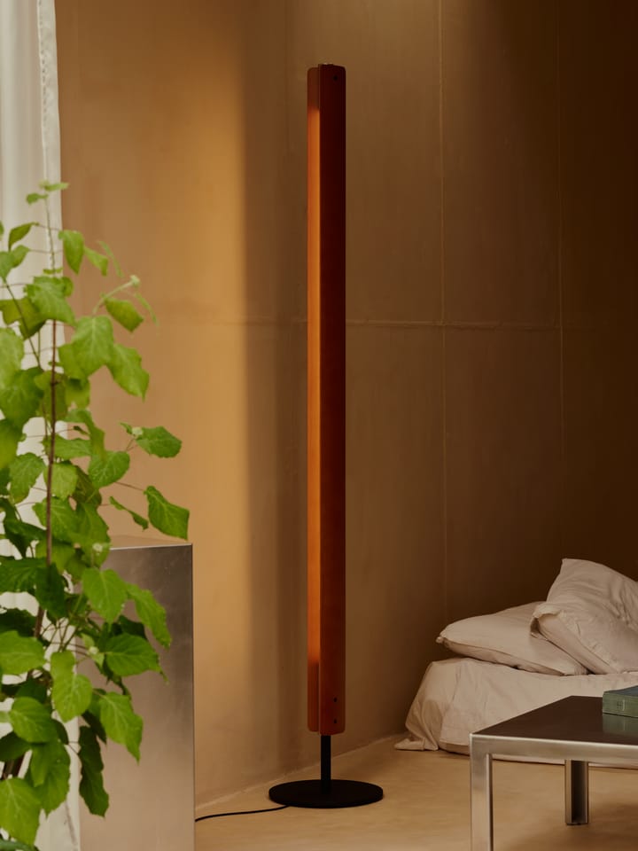 Seki-han golvlampa 226 cm, Heat treatened ash-black metal Flos