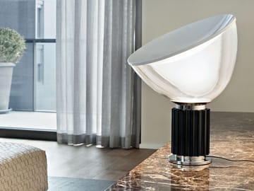 Taccia PMMA bordslampa - Svart LED - Flos