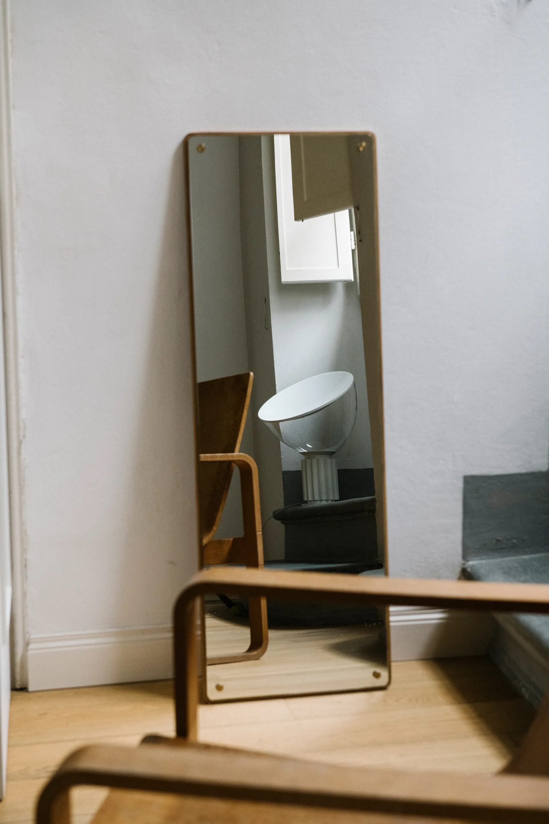 Taccia Small bordslampa LED 48,5 cm, Mattvit-glaskupa Flos