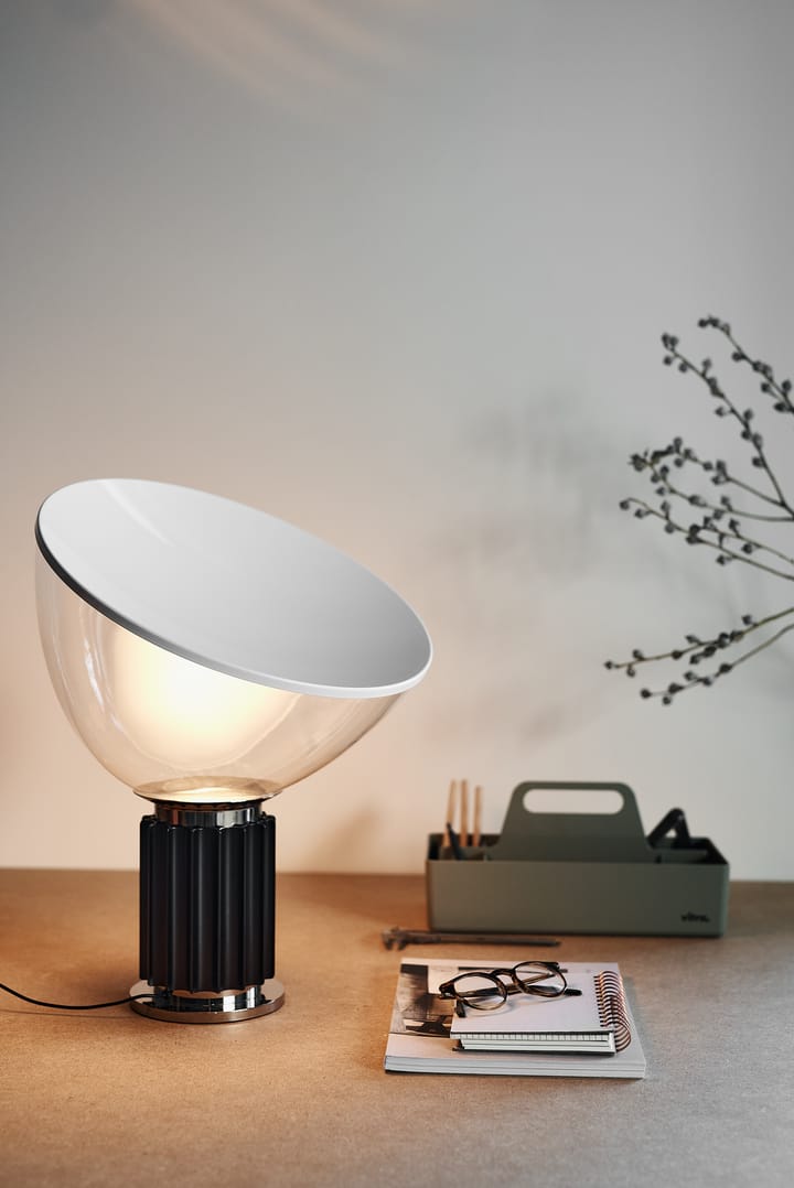 Taccia Small bordslampa LED 48,5 cm, Svart-glaskupa Flos