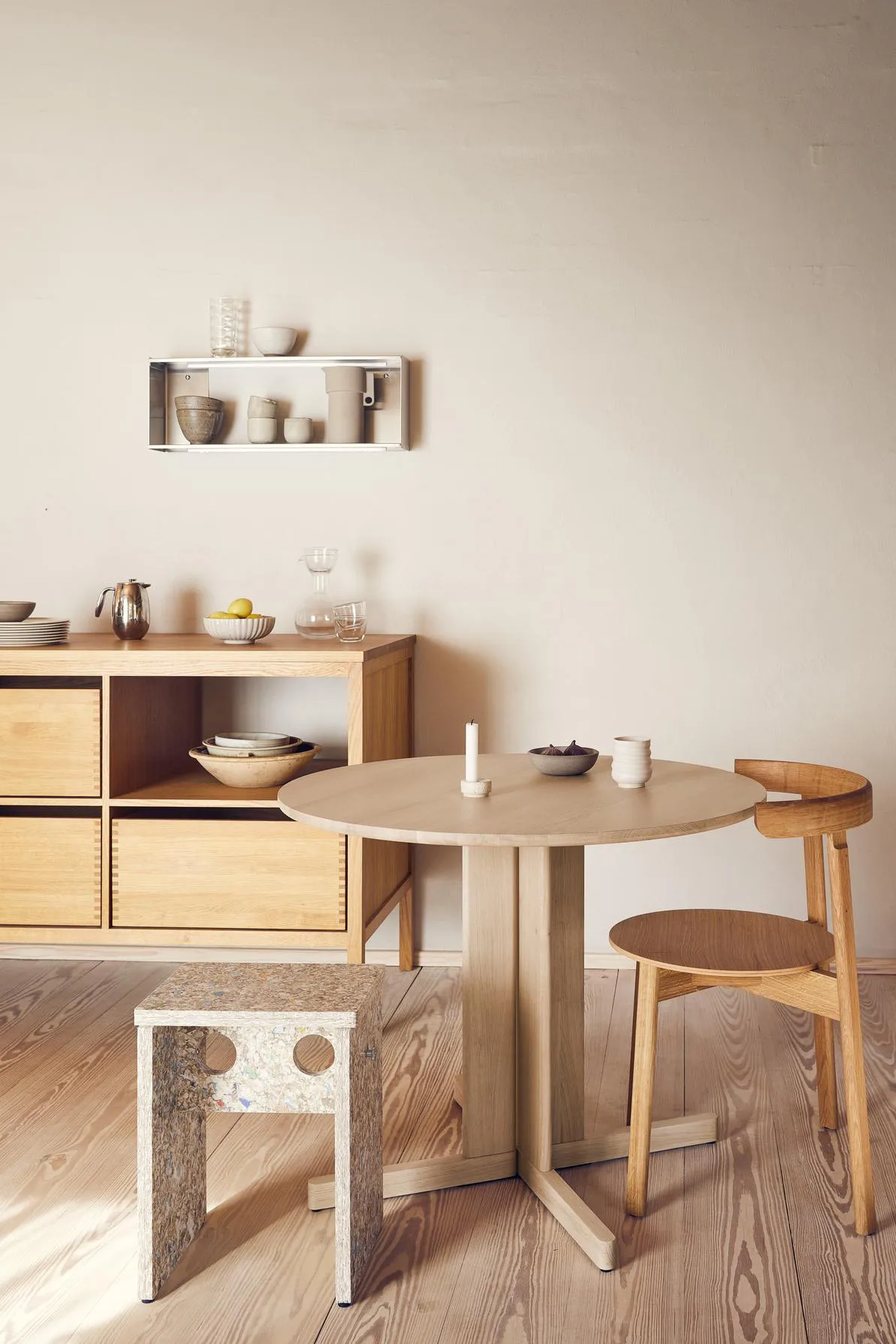 Trefoil matbord Ø75 cm, Vit ek Form & Refine