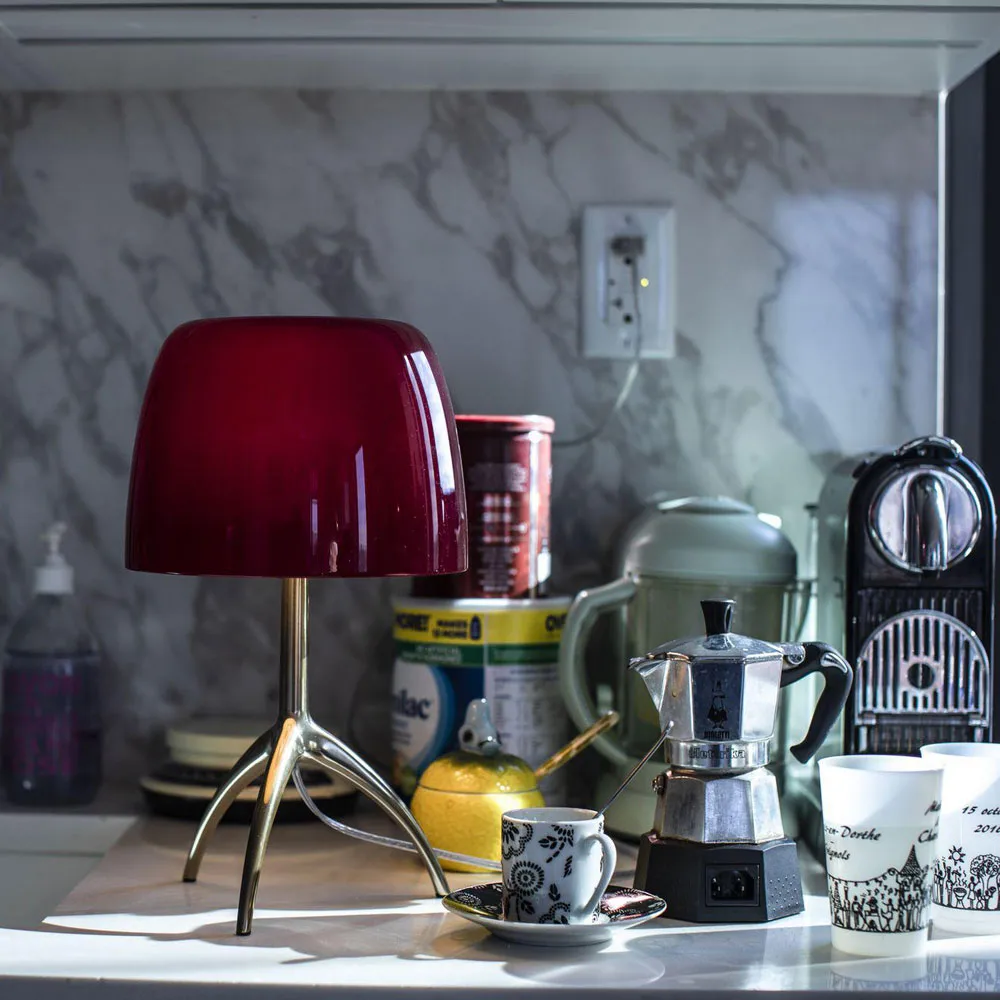 Lumiere Piccola Dimbar bordslampa, Körsbärsröd skärm-svartkromad fot Foscarini