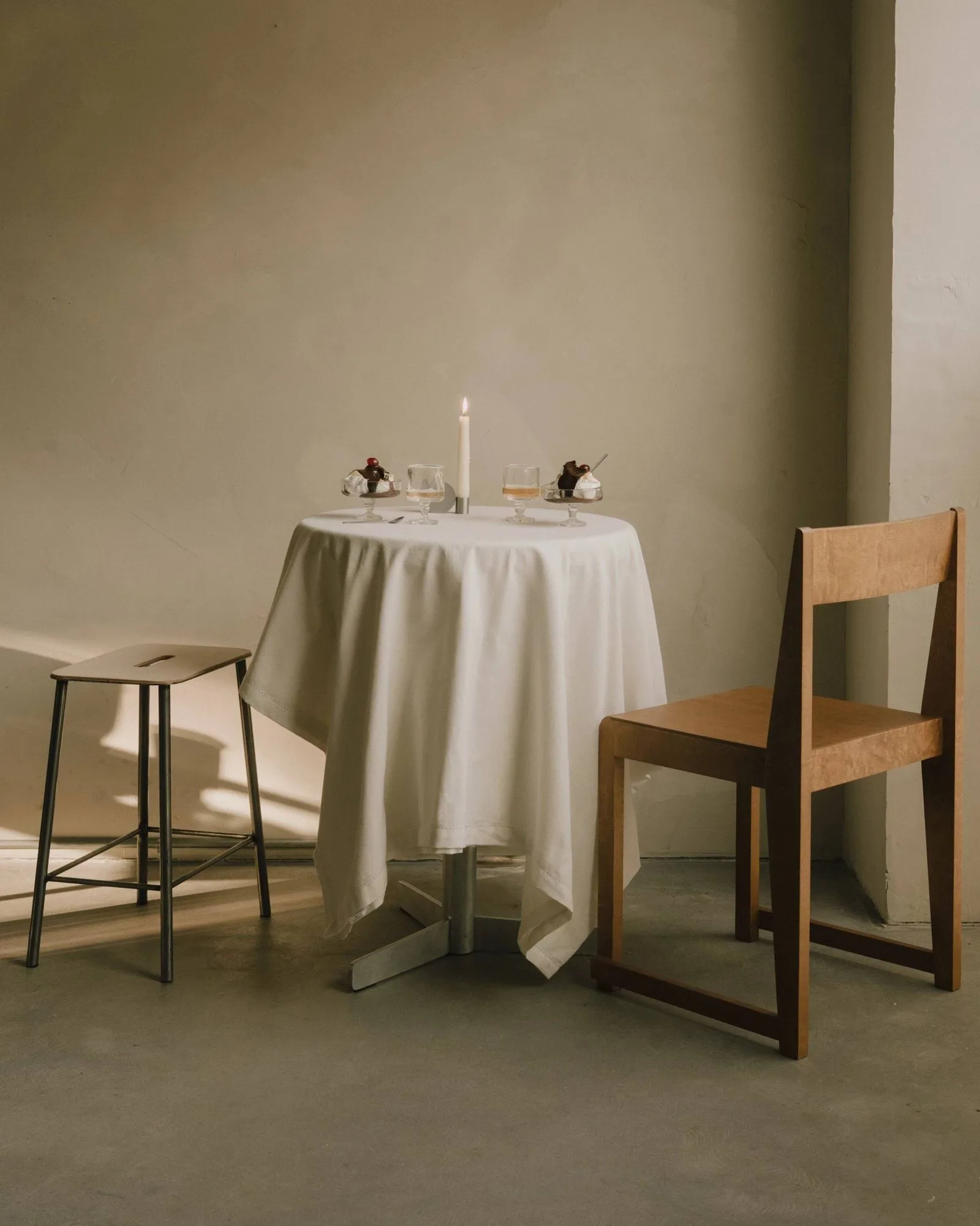 Adam pall, Raw steel-natural leather, H:65 cm FRAMA