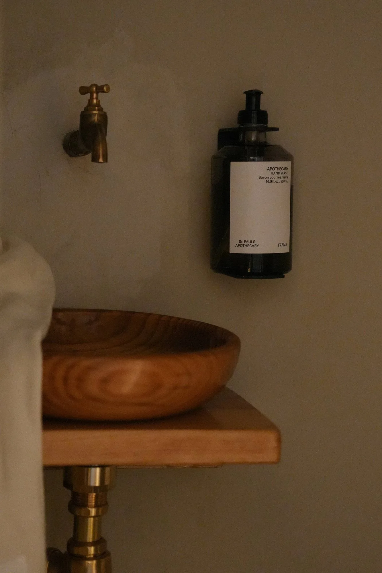 FRAMA vägghållare för tvål/handlotion 500 ml, Rostfritt stål FRAMA