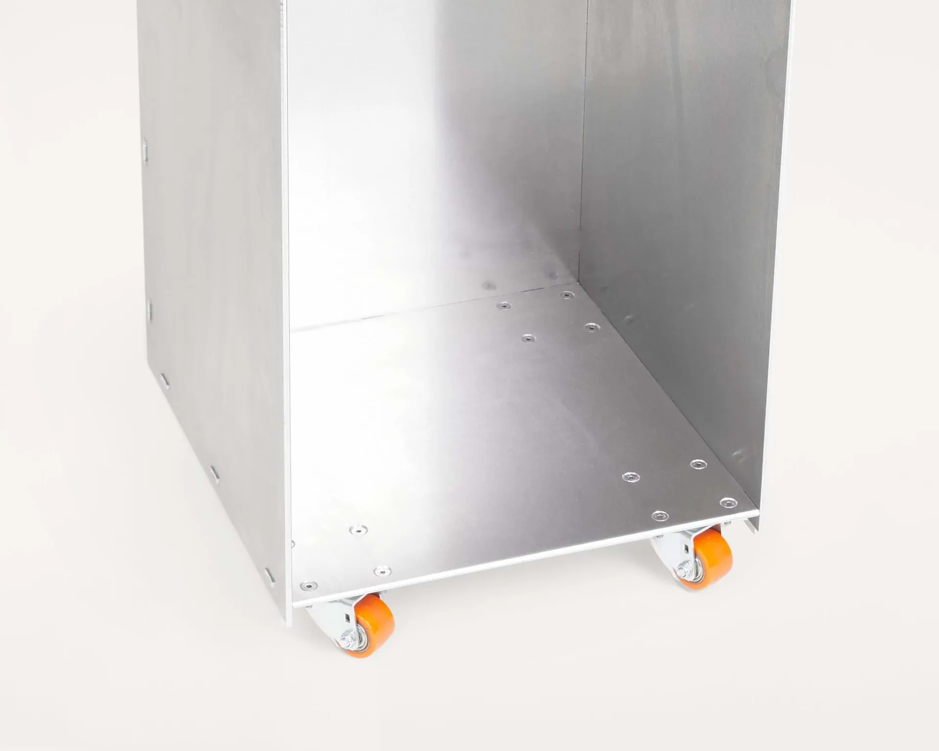 Rivet Cart avlastningsbord med hjul, Aluminium, 32,8x33,8x65 cm FRAMA