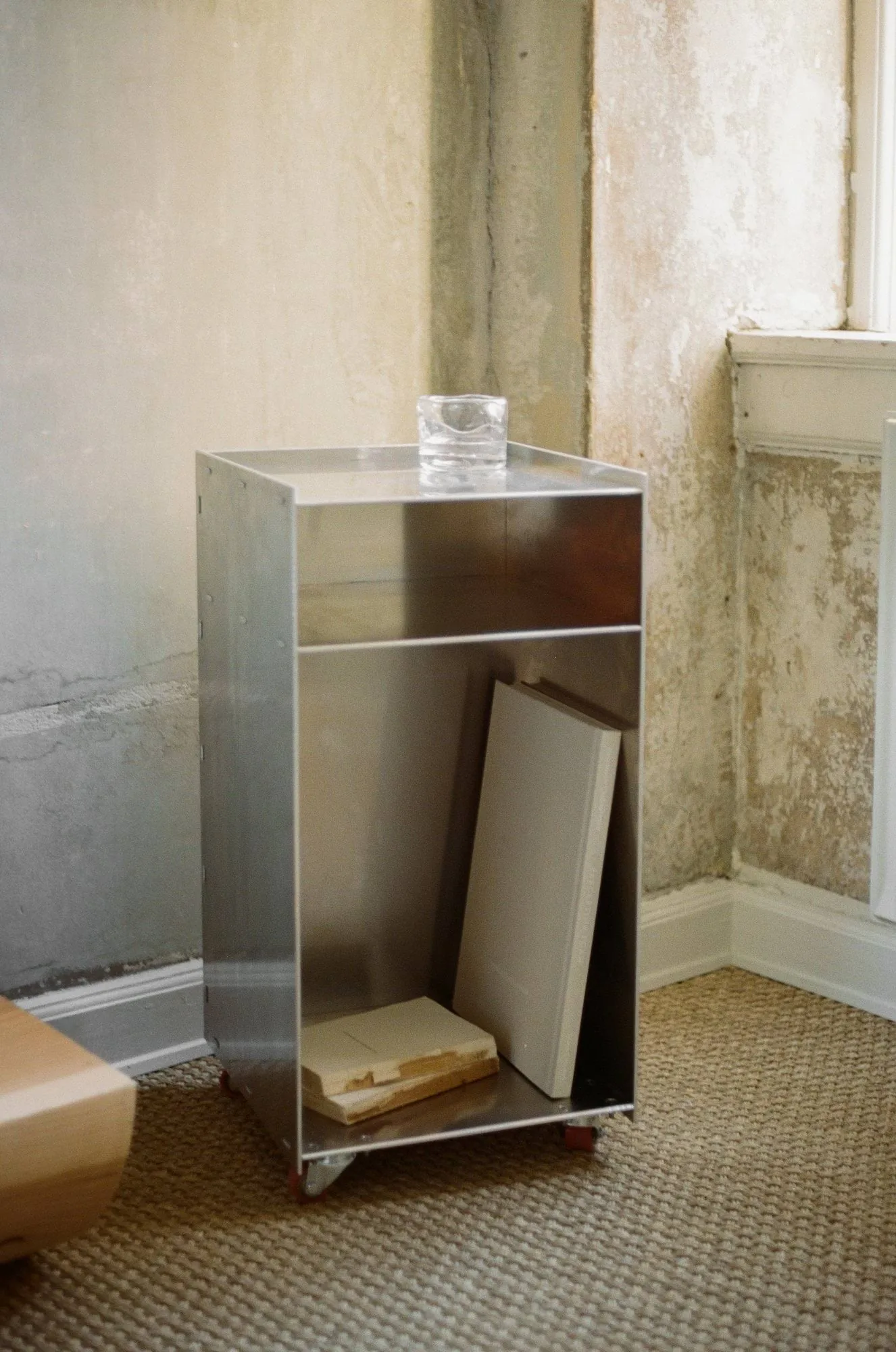 Rivet Cart avlastningsbord med hjul, Aluminium, 32,8x33,8x65 cm FRAMA