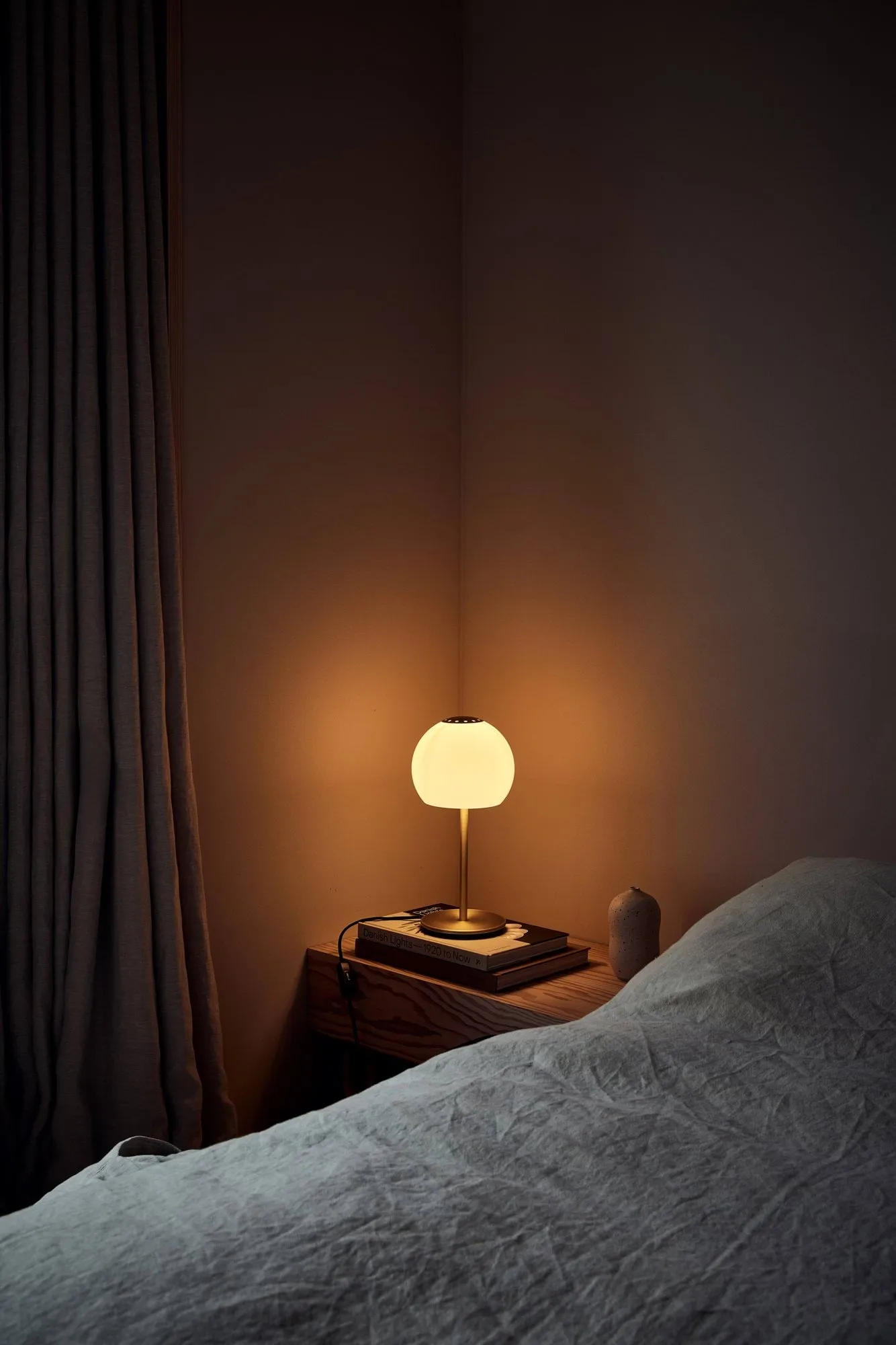 Ball glass bordslampa, Sand Grey, Ø18 cm Frandsen