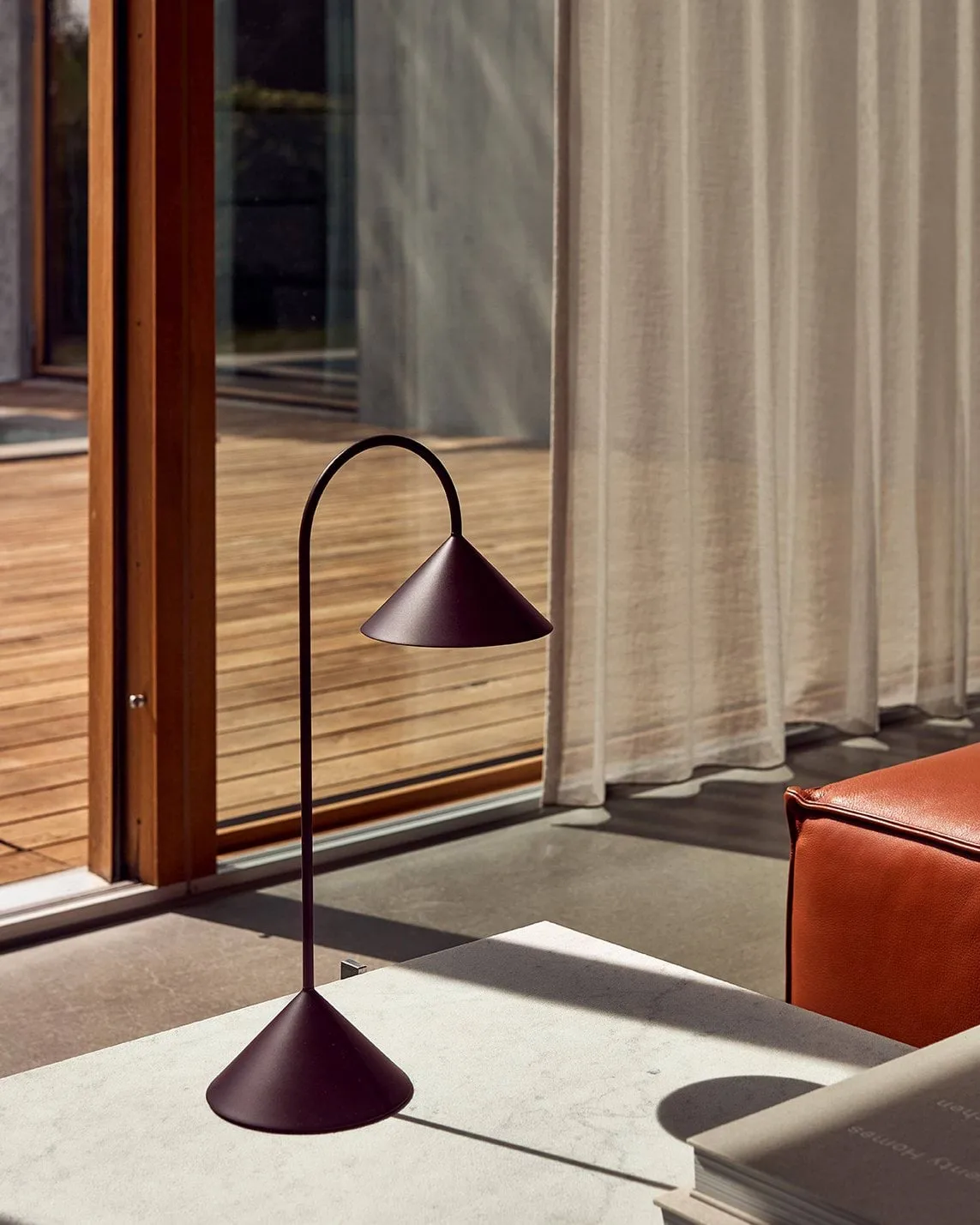 Grasp portabel bordslampa, Matt Beetroot, 47 cm Frandsen