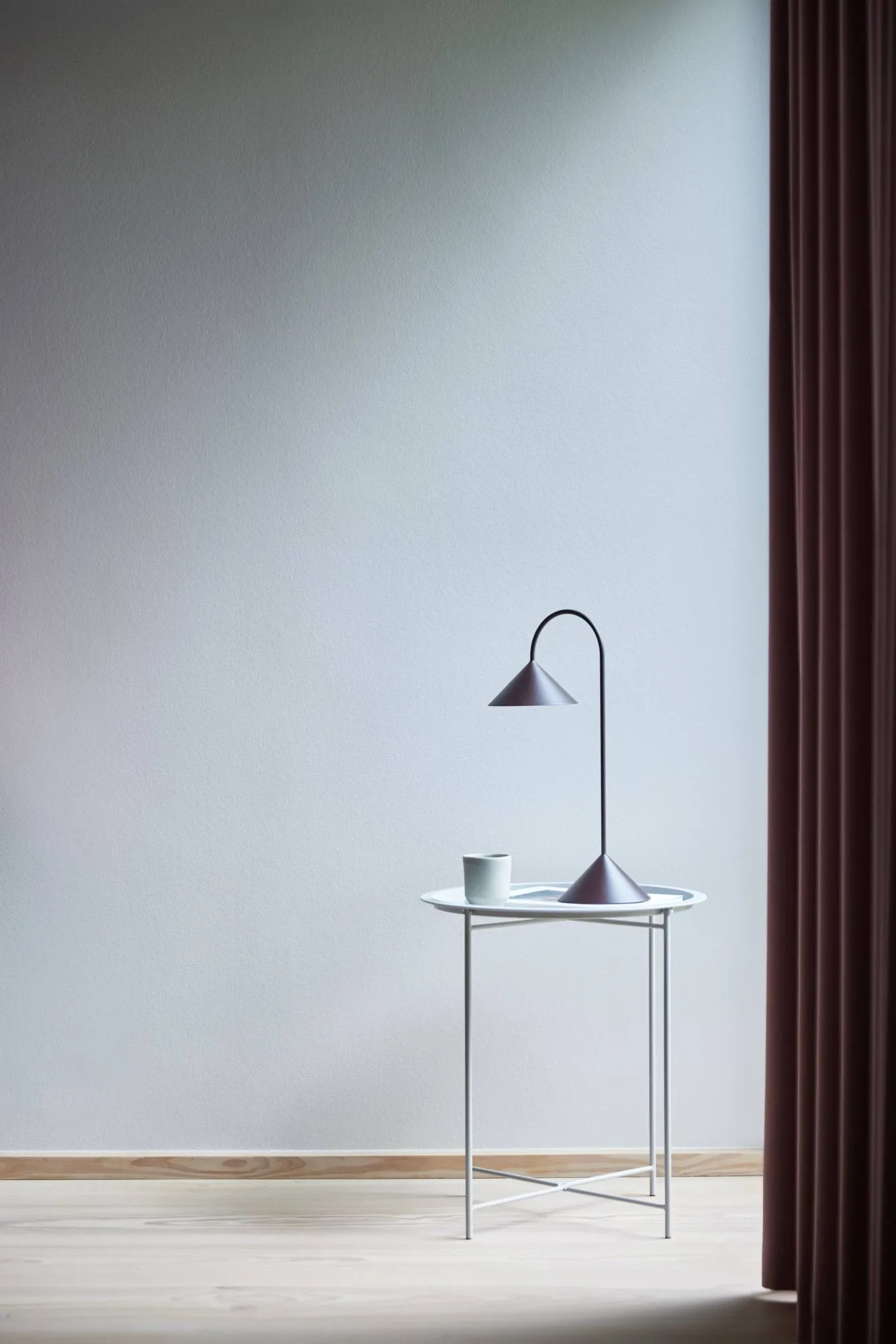 Grasp portabel bordslampa, Matt Beetroot, 47 cm Frandsen