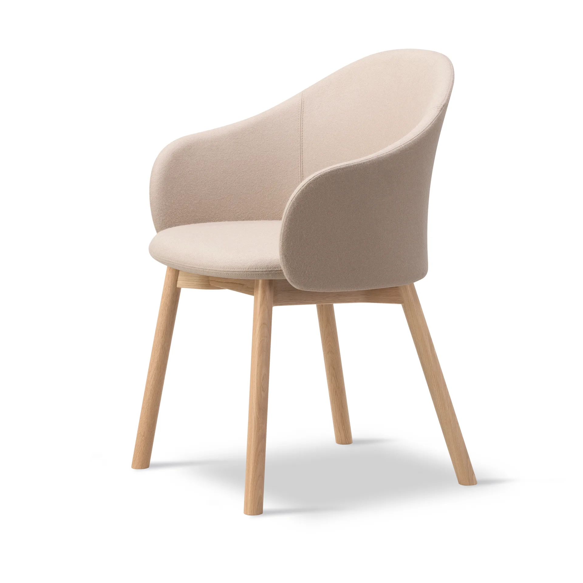 Gomo Armchair karmstol wood base, Blazer CUZ47 Fairfield-lackerad ek Fredericia Furniture