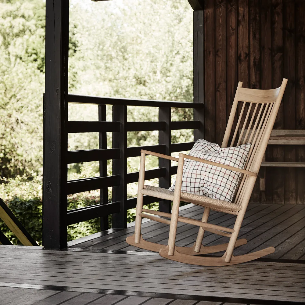 J16 gungstol, Natur-svartlackad ek Fredericia Furniture