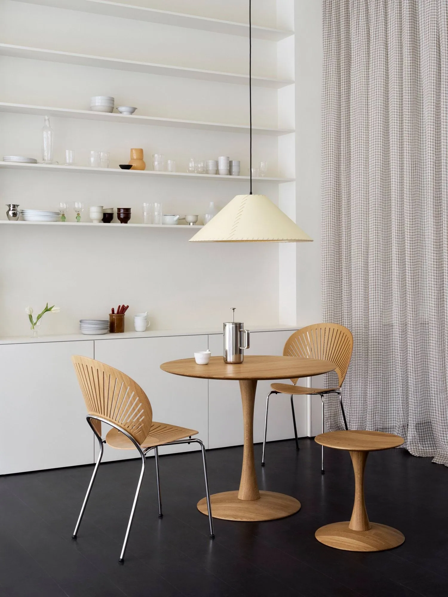 ND102 Trisse pall, Oljad ek, Ø40x46 cm Fredericia Furniture ND102 Trisse pall, Oljad ek, Ø40x46 cm Fredericia Furniture