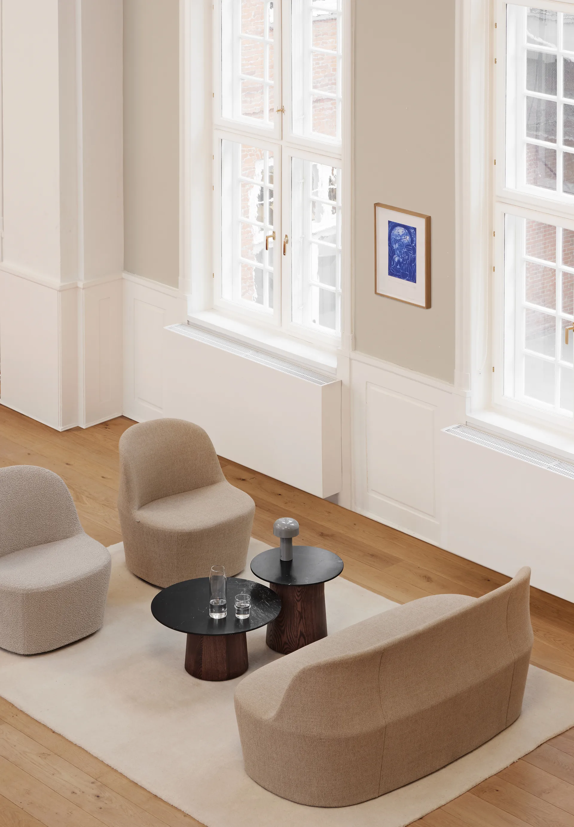 Niveau soffbord Ø61cm, Black Marquina-ash brown stained Fredericia Furniture