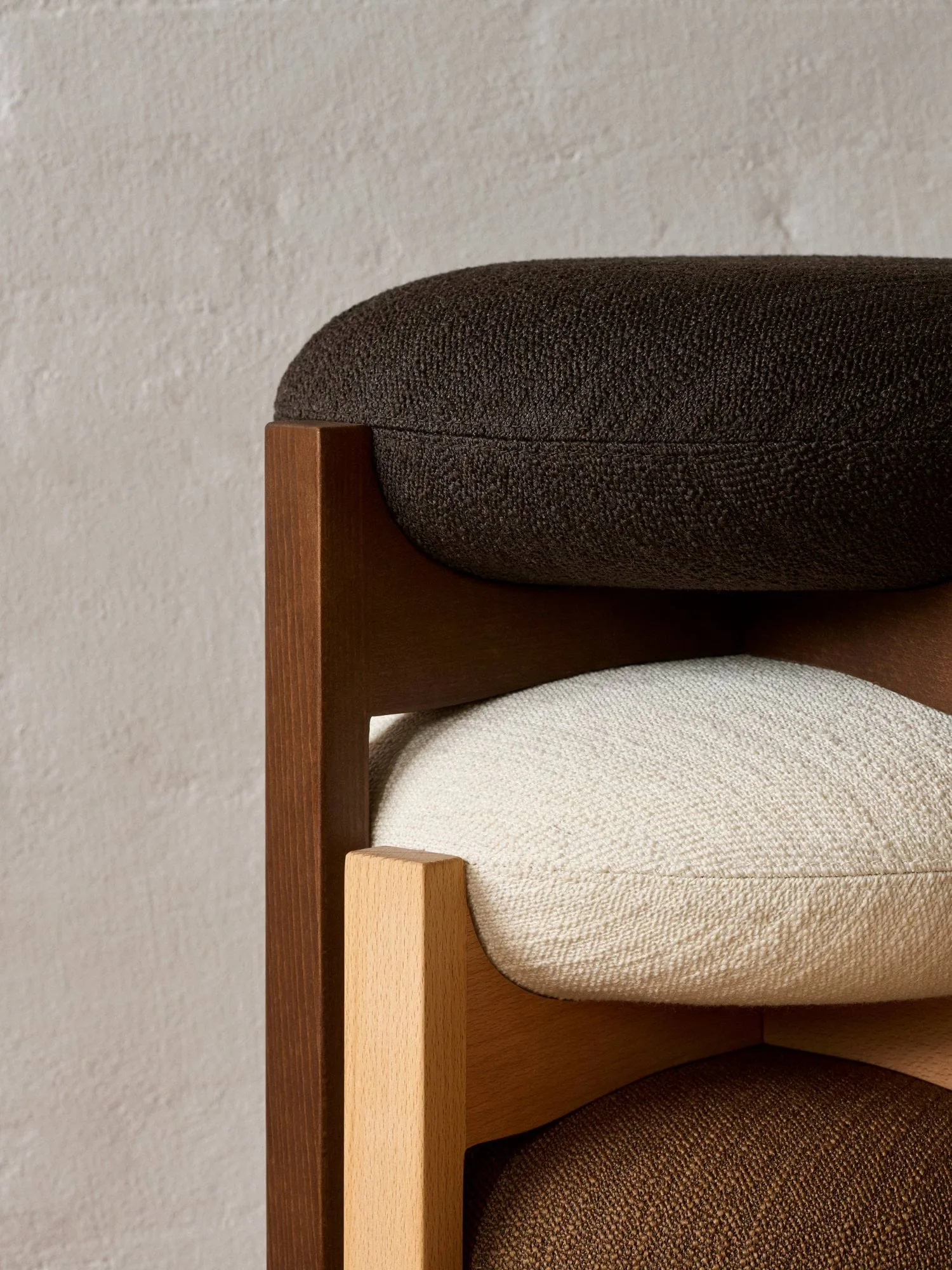 Pioneer pall hög, Odino RC41 dark brown-mörklackerad bok Fredericia Furniture