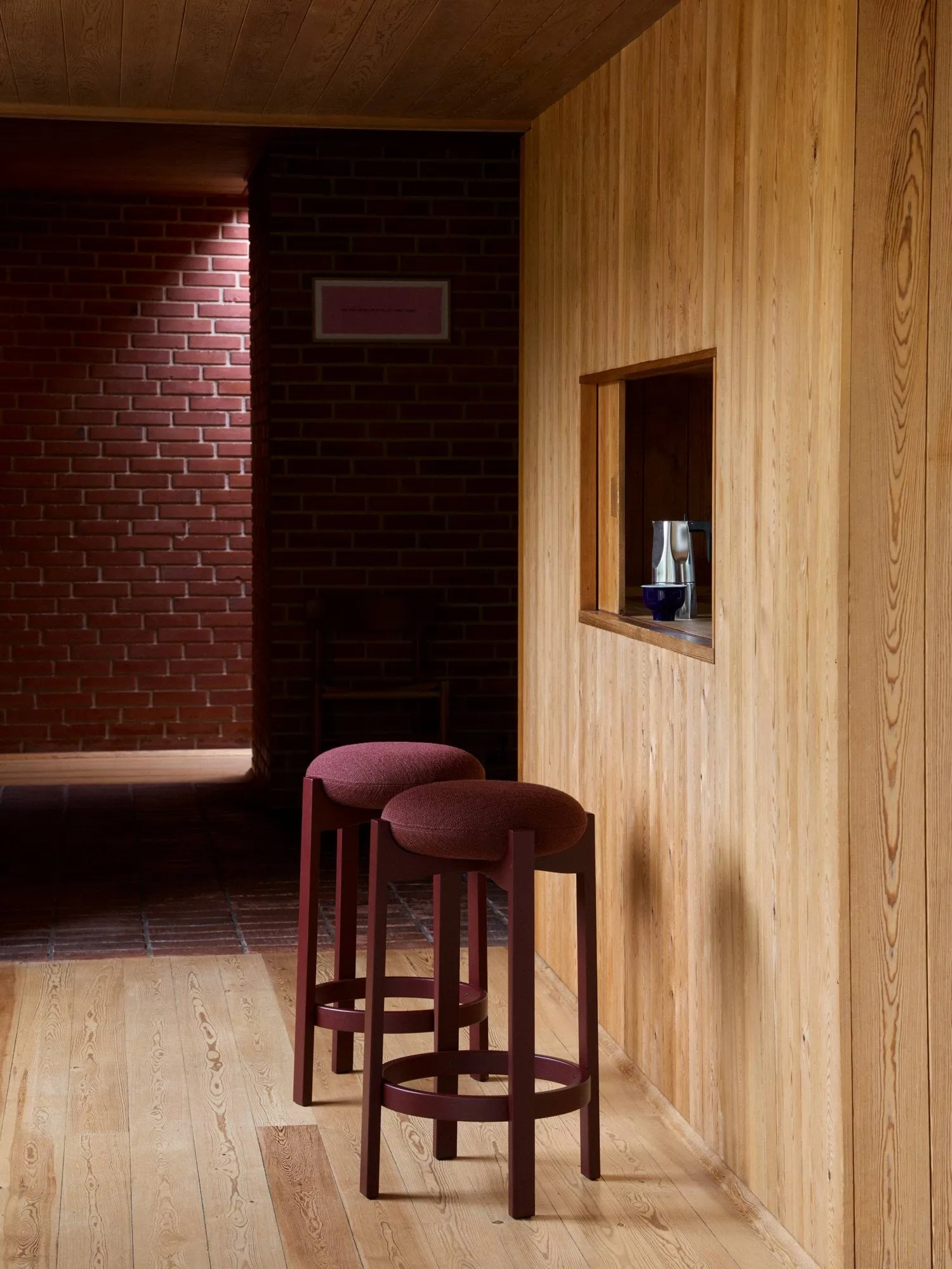 Pioneer pall hög, Odino RC43 bordeaux-bordeaux bok Fredericia Furniture