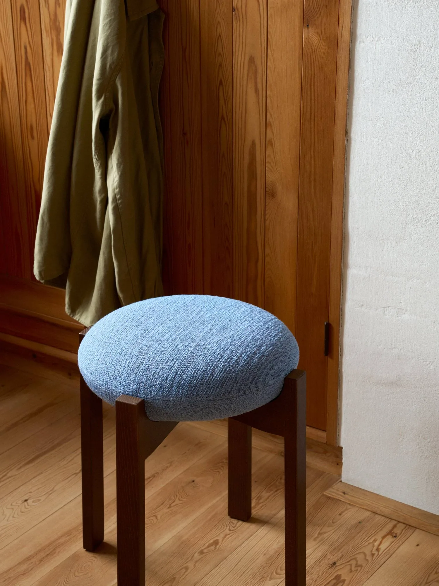 Pioneer pall låg, Odino PV82 light blue-lackerad ek Fredericia Furniture