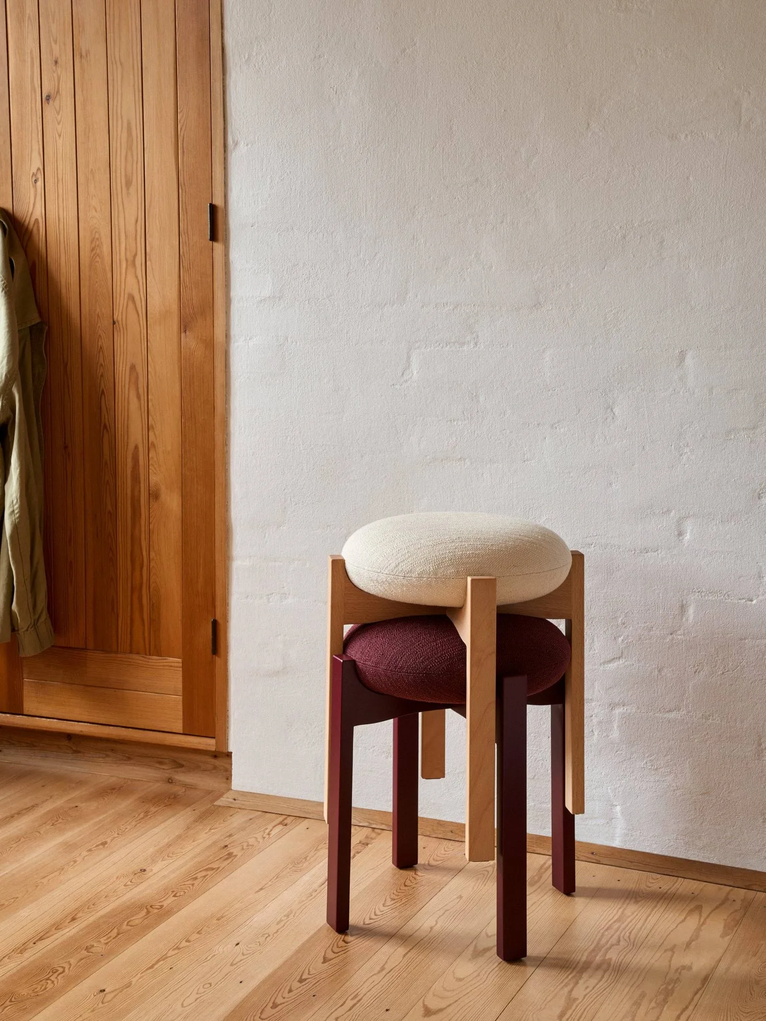 Pioneer pall låg, Odino RC43 bordeaux-bordeaux bok Fredericia Furniture