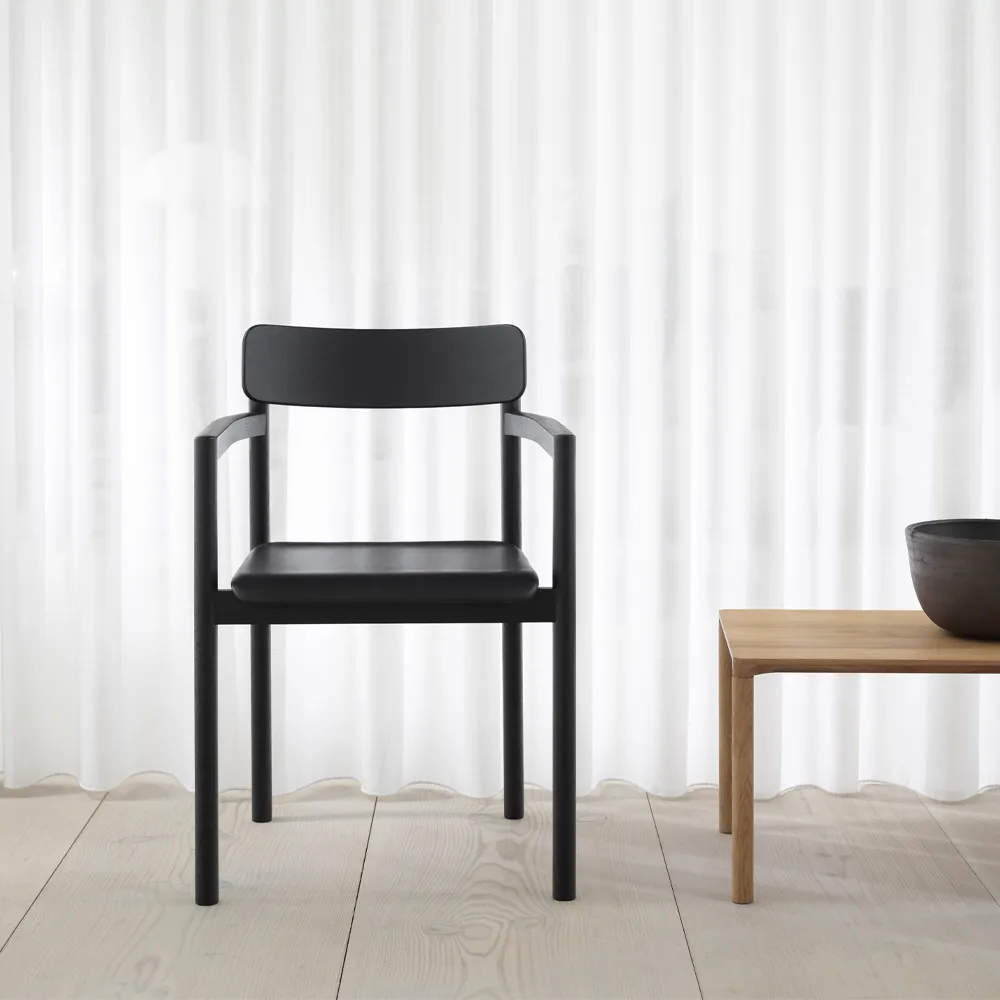 Post 3445 karmstol, Lackad ek Fredericia Furniture