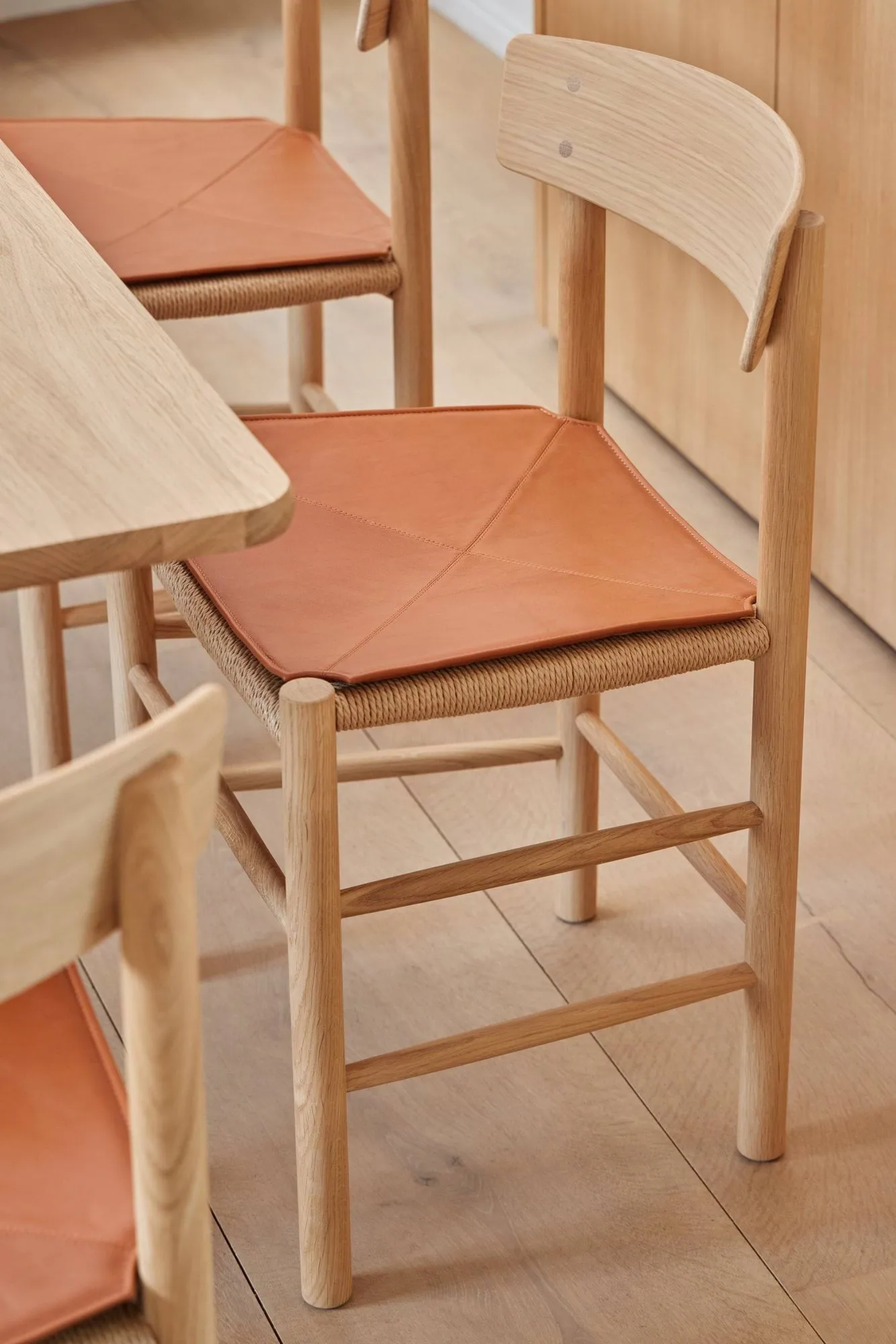 Sittdyna i läder till J39 stol, Läder Cera 905 Russet Brown Fredericia Furniture