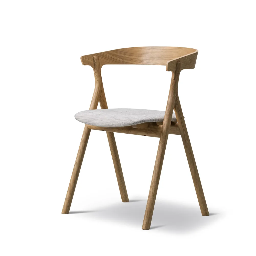 Yksi 3341 stol, Canvas 114 sand-lackad ek Fredericia Furniture