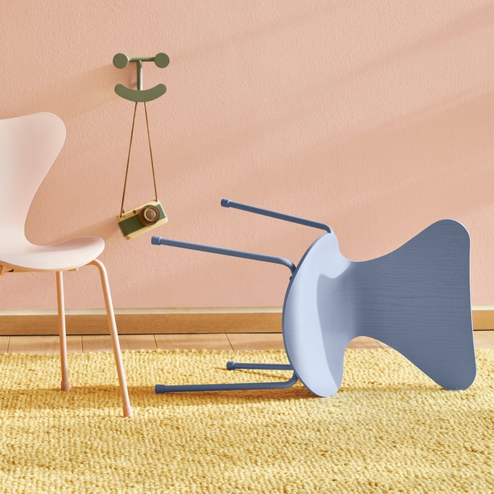 3177 Sjuan barnstol, Lavender blue Fritz Hansen