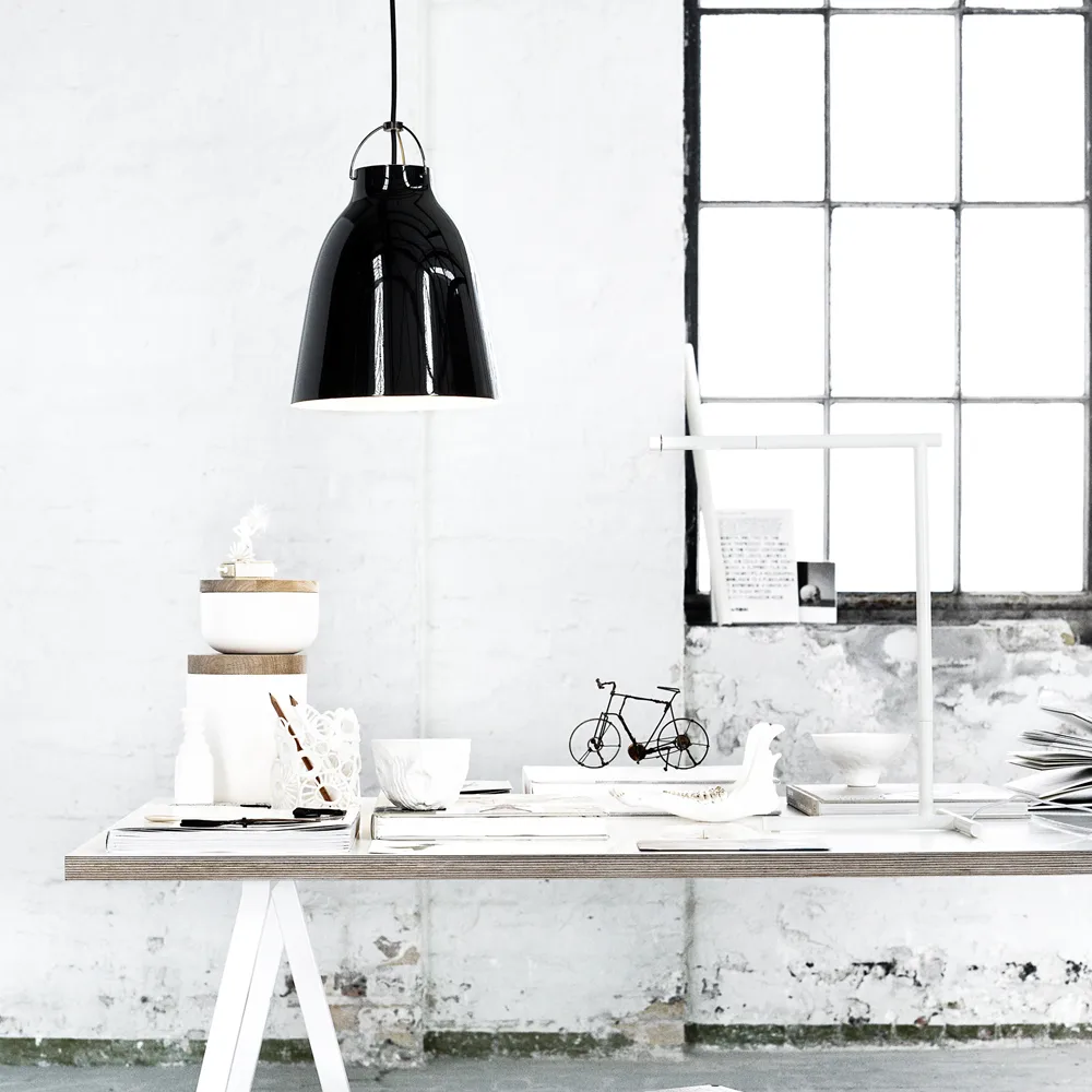 Caravaggio 2 pendel, Svart blank-röd textilsladd Fritz Hansen