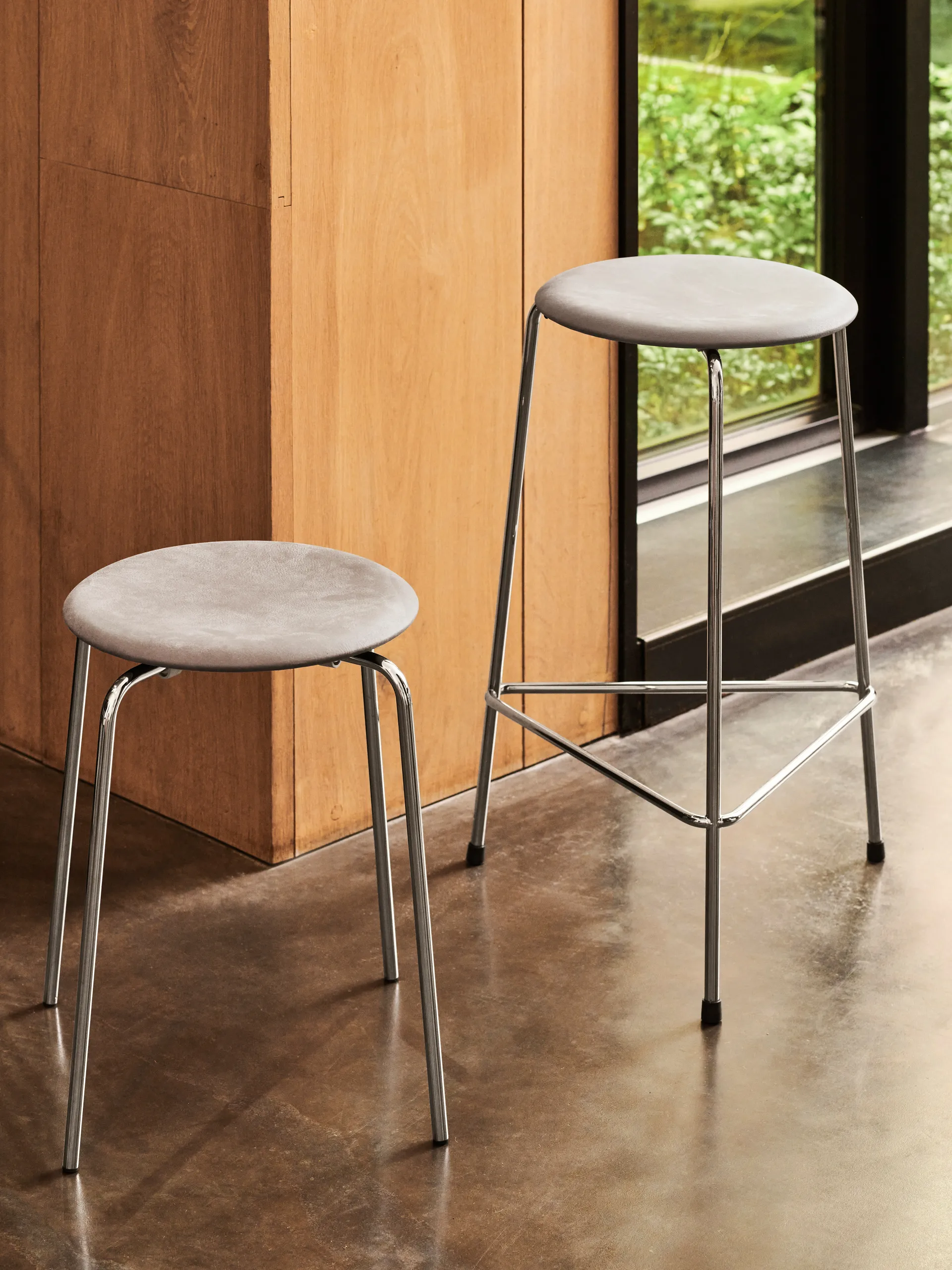 Dot pall läder, Lava grey-chrome Fritz Hansen