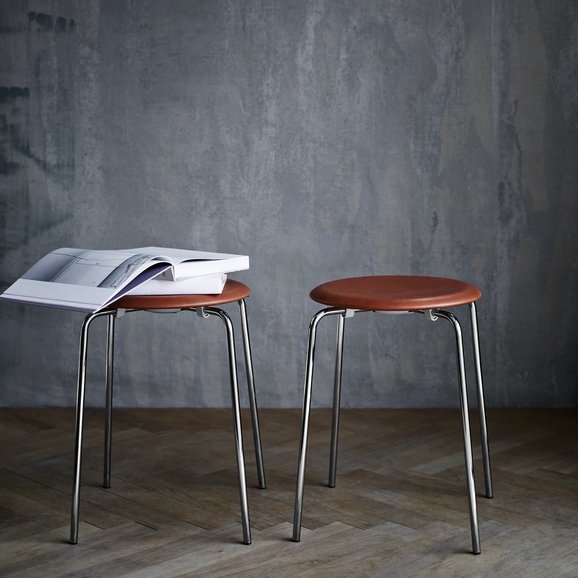 Dot rund pall läder, Wild leather walnut Fritz Hansen