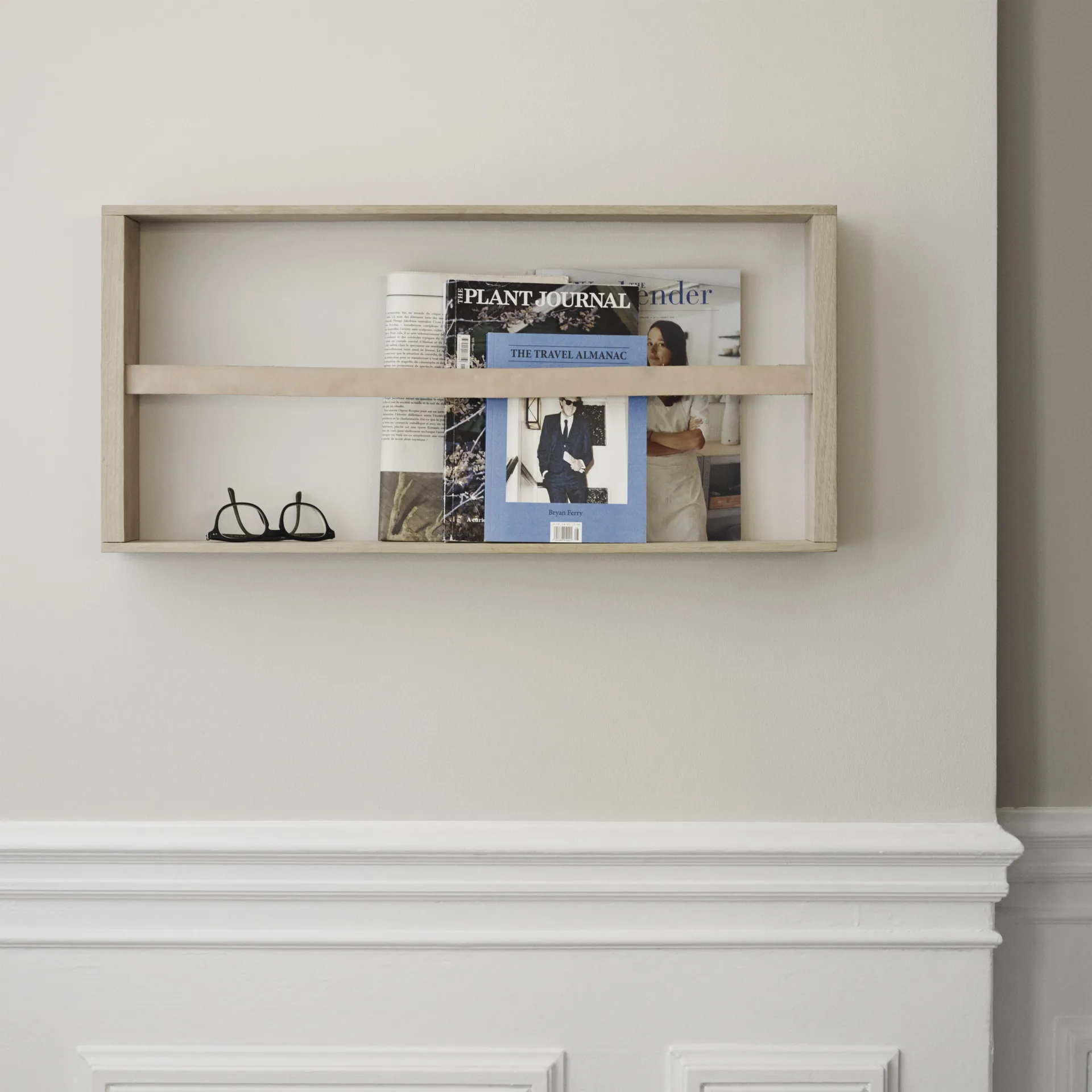 Norr tidningshållare, ek Fritz Hansen