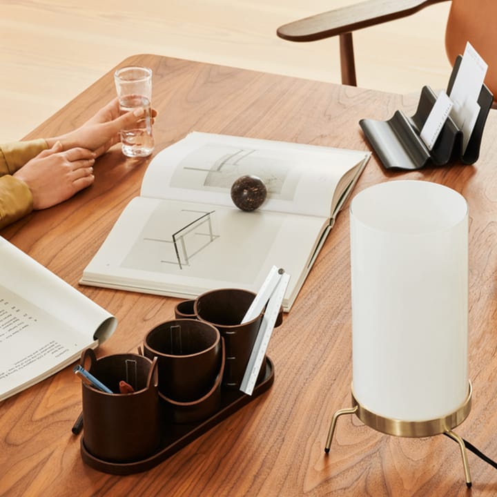 Planner bordslampa - vitt opalglas, mässingstativ - Fritz Hansen