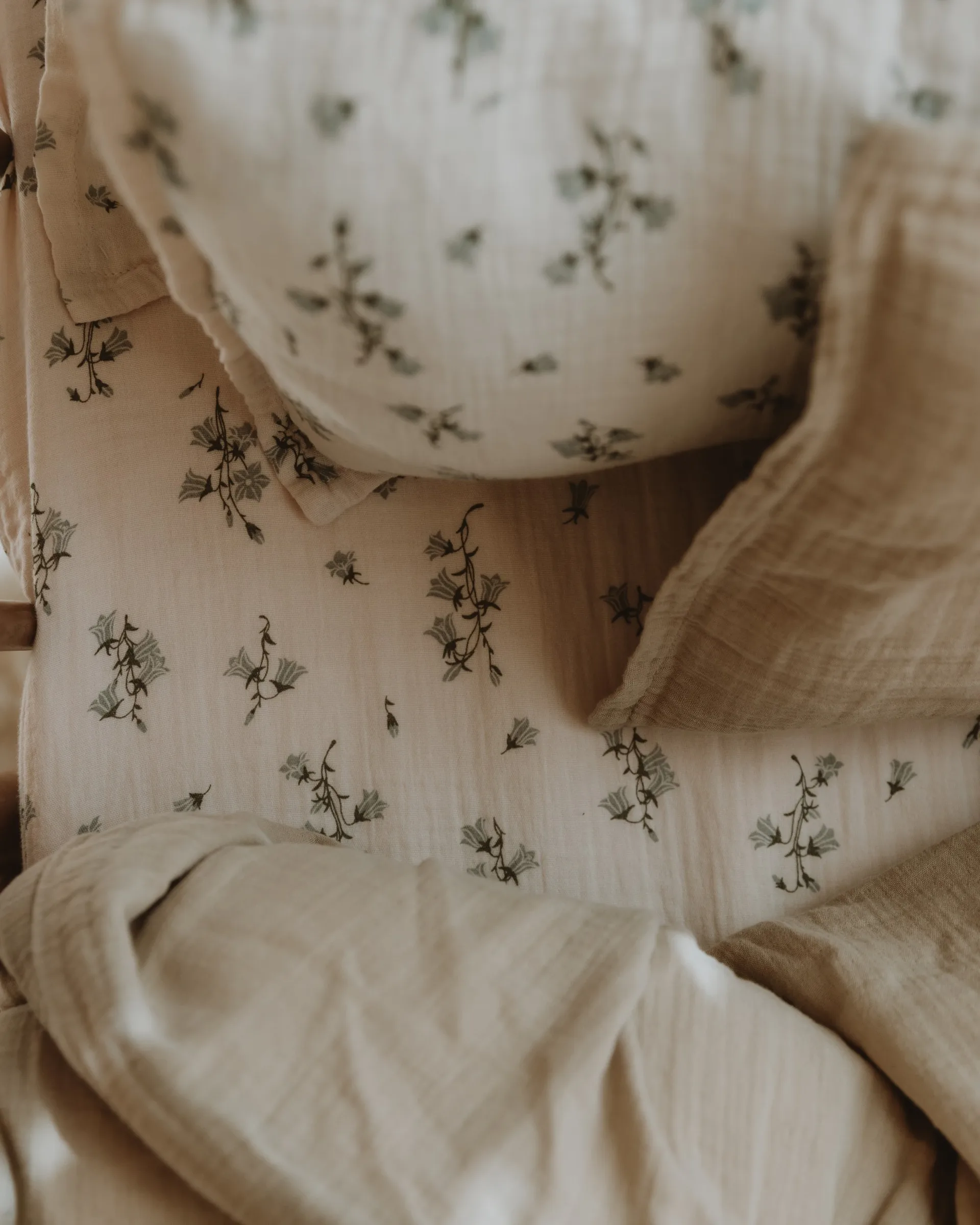 Bluebell Muslin dra-på-lakan, 60x120x20 cm Garbo&Friends