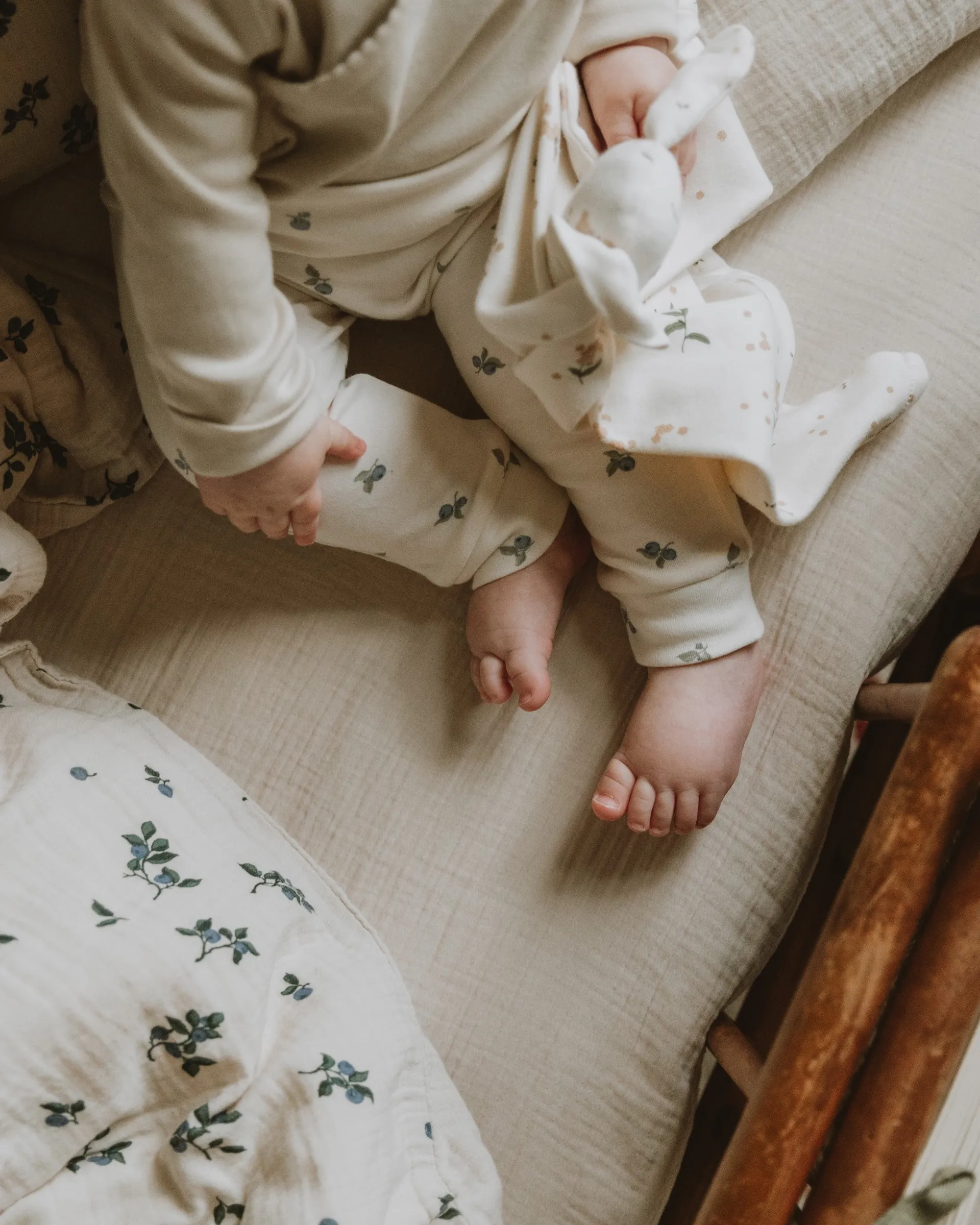 Eggshell Muslin dra-på-lakan, 60x120x20 cm Garbo&Friends