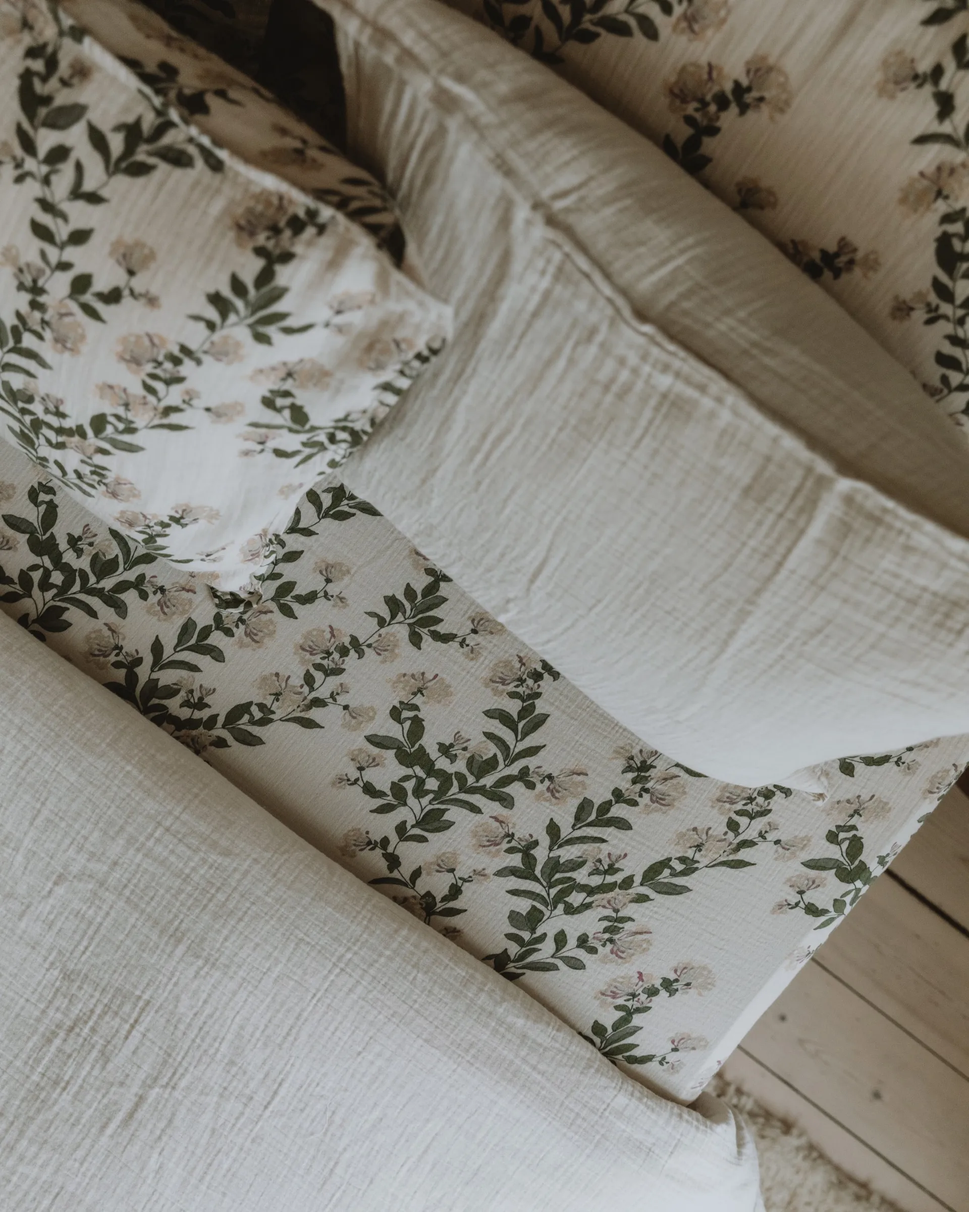 Honeysuckle Muslin dra-på-lakan, 90x200x30 cm Garbo&Friends