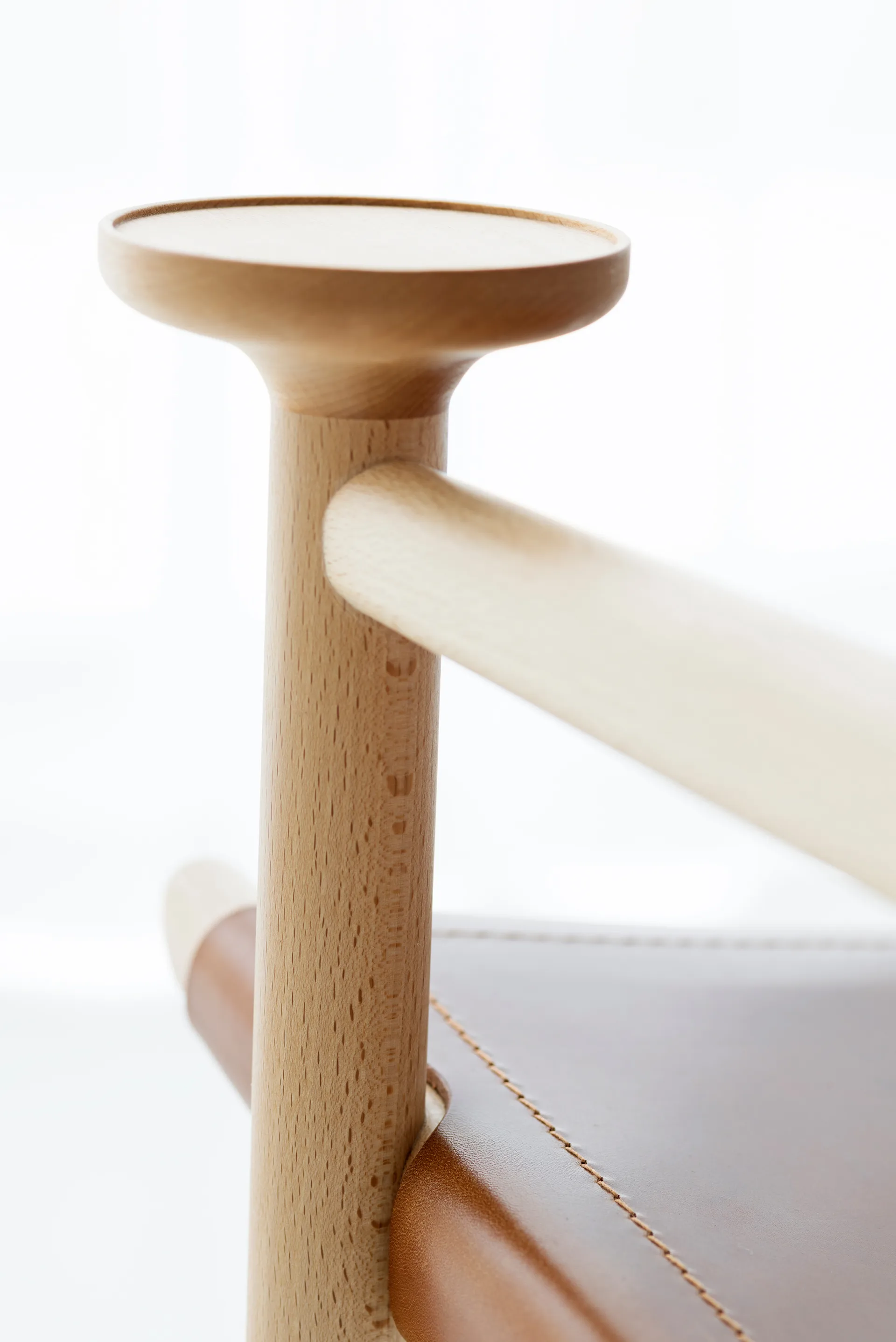 Hedwig fåtölj, Bok-white-tärnsjö läder cognac Gärsnäs